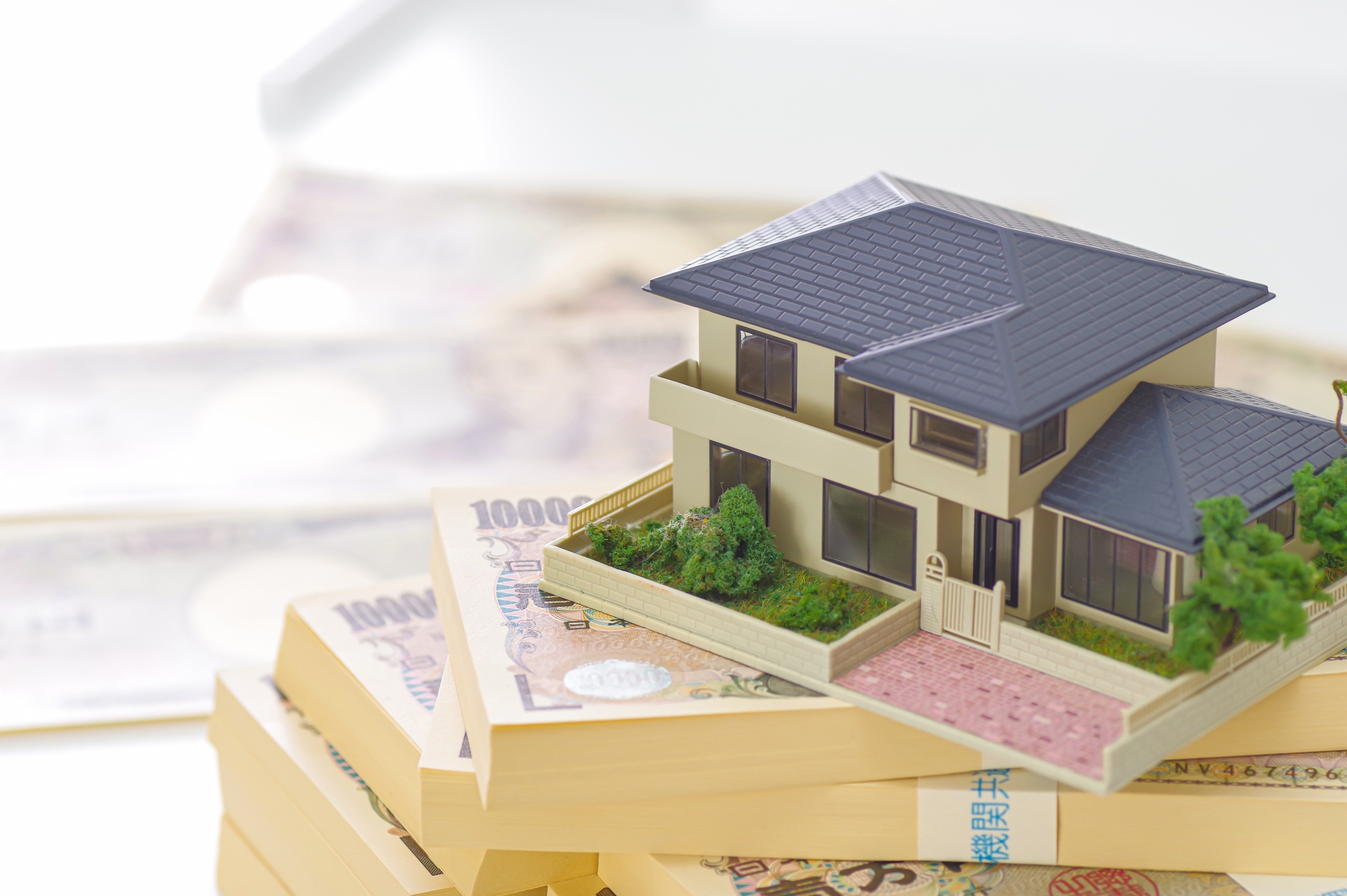 お札と住宅の模型