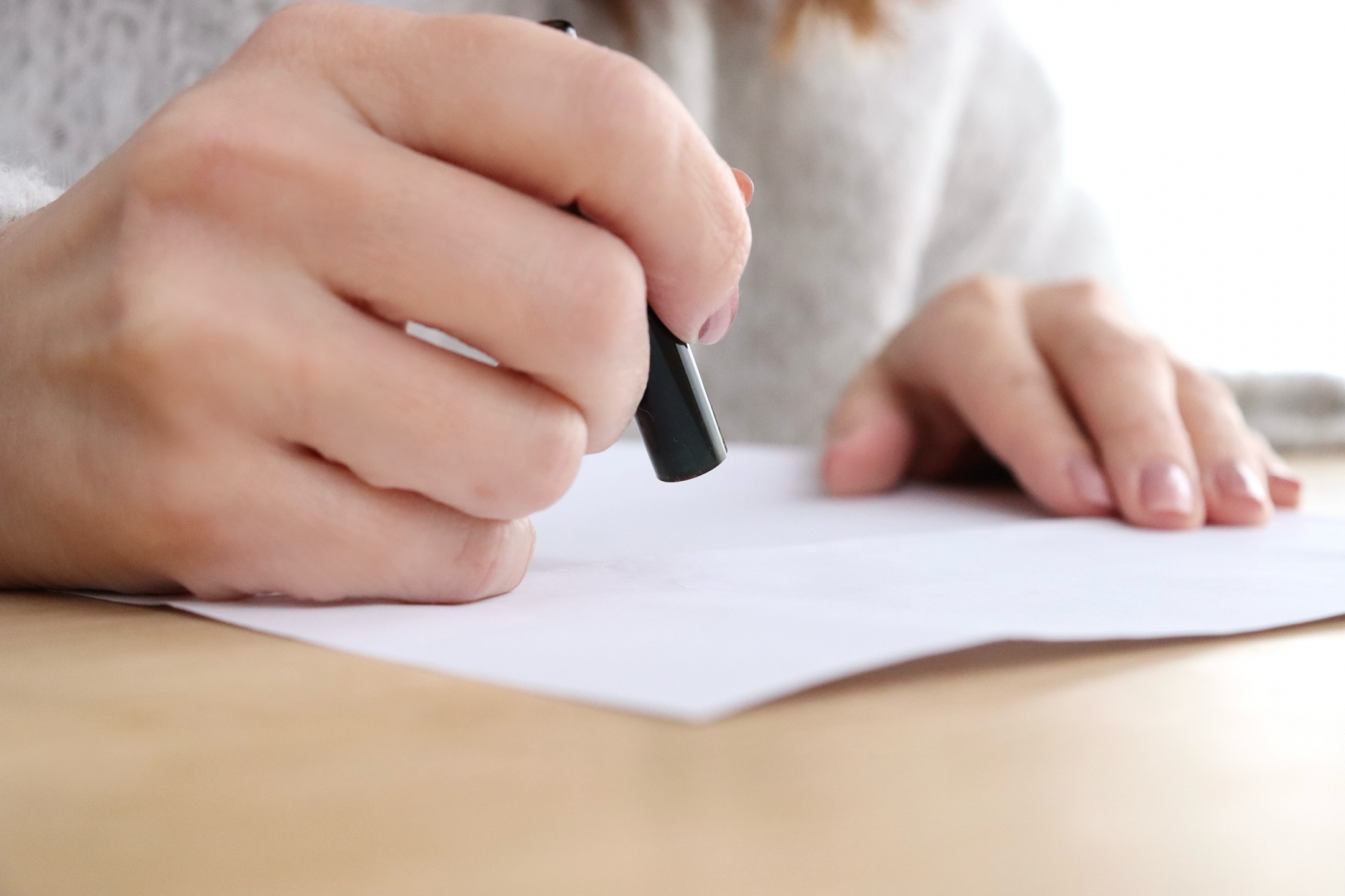 印鑑を押す女性