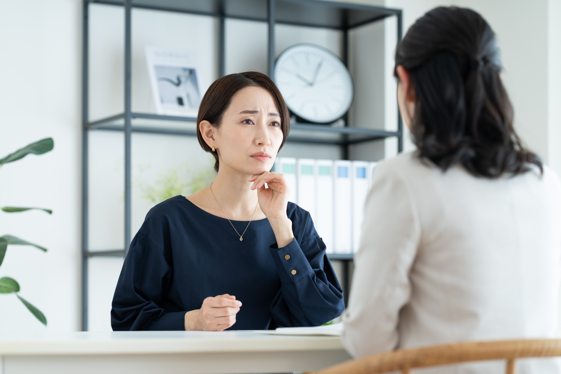 話し合いをする女性
