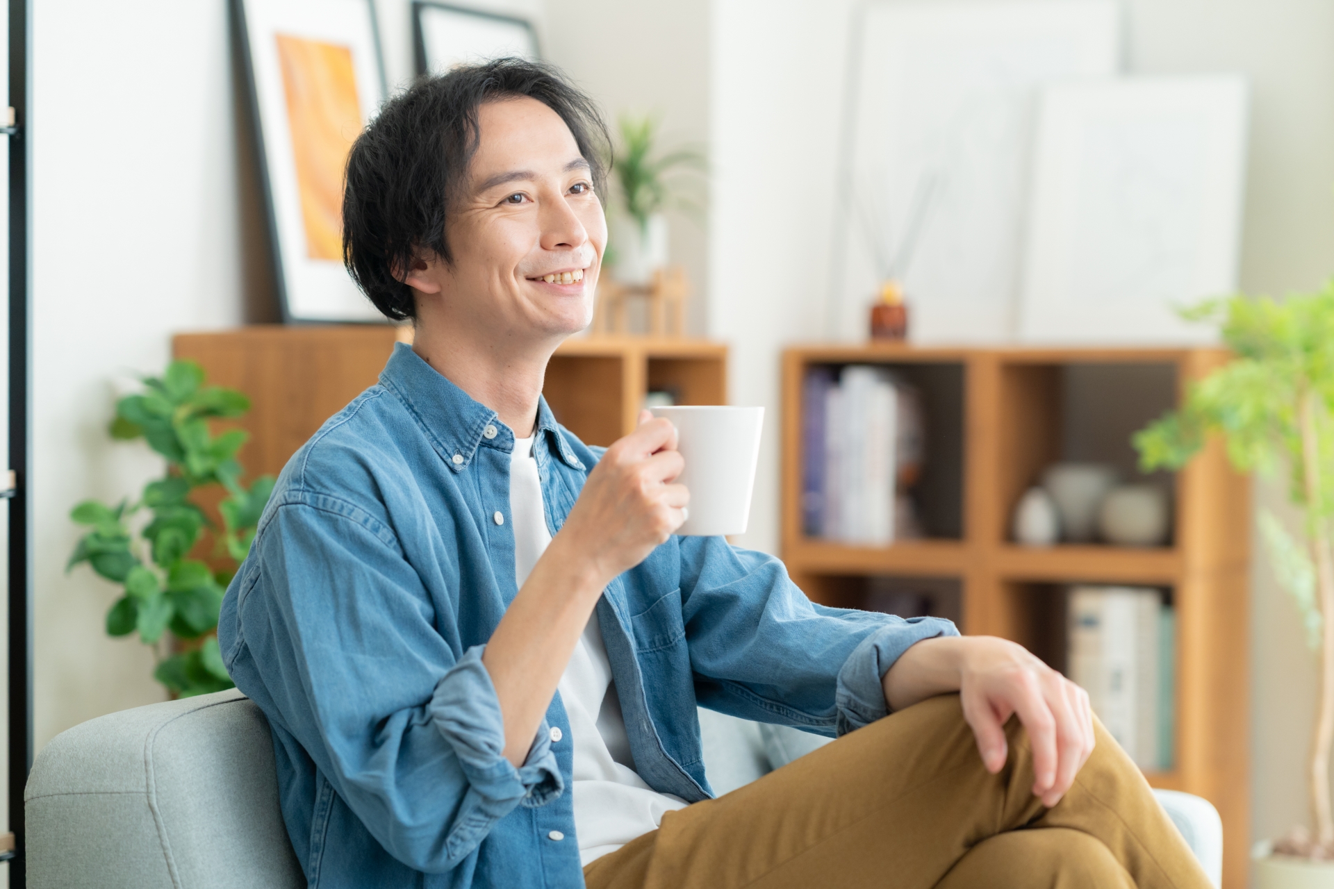 リラックスする男性