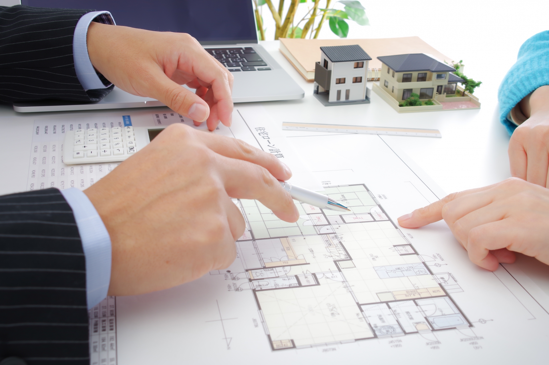 間取り図を説明する男性