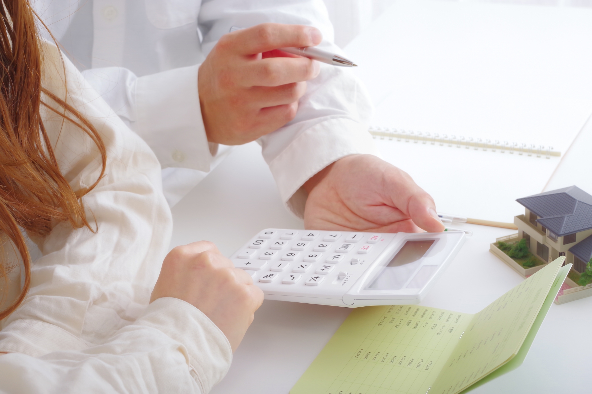 電卓で計算をする男性