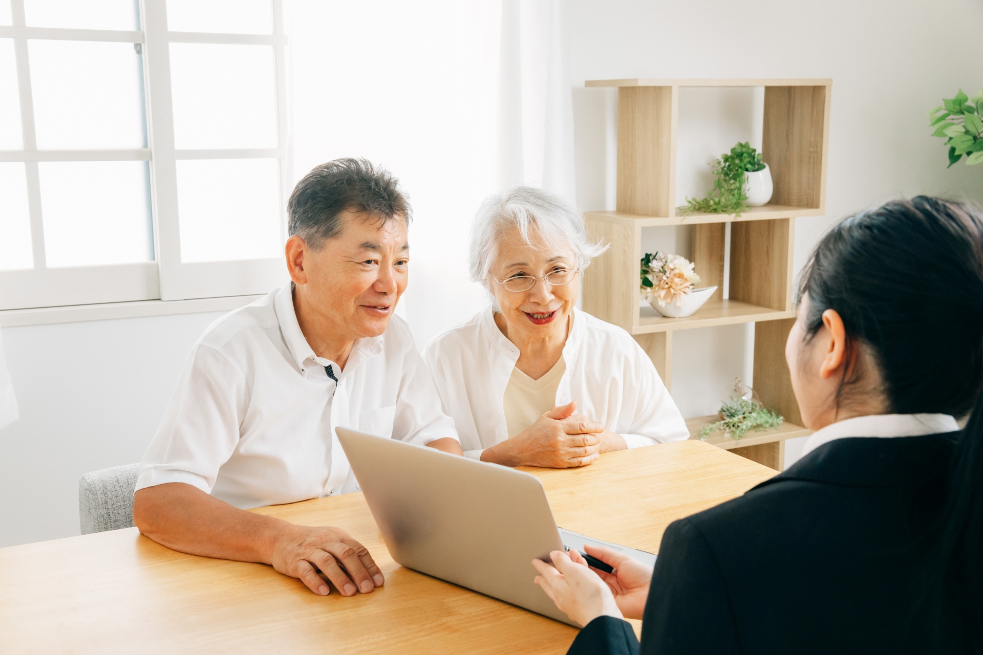 相談する老夫婦