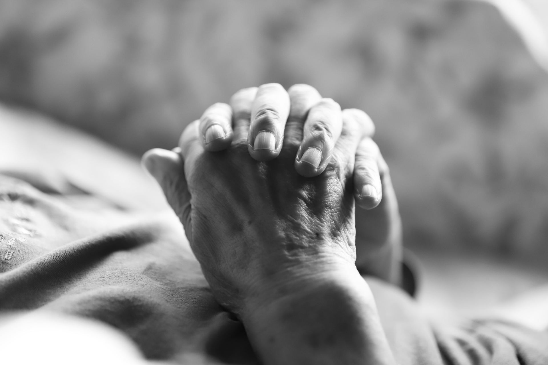 手を握る高齢女性