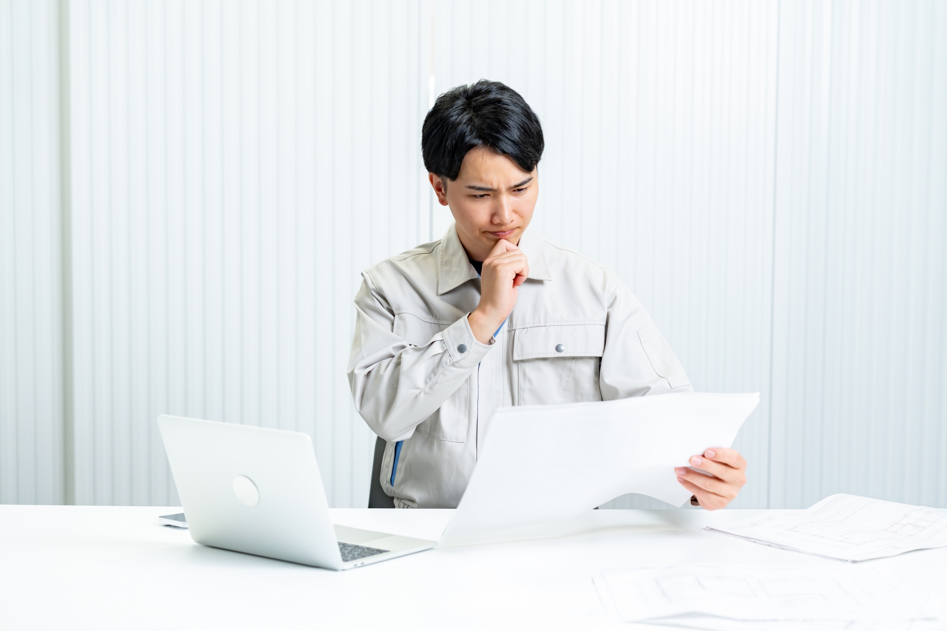 誌面を見て悩む男性