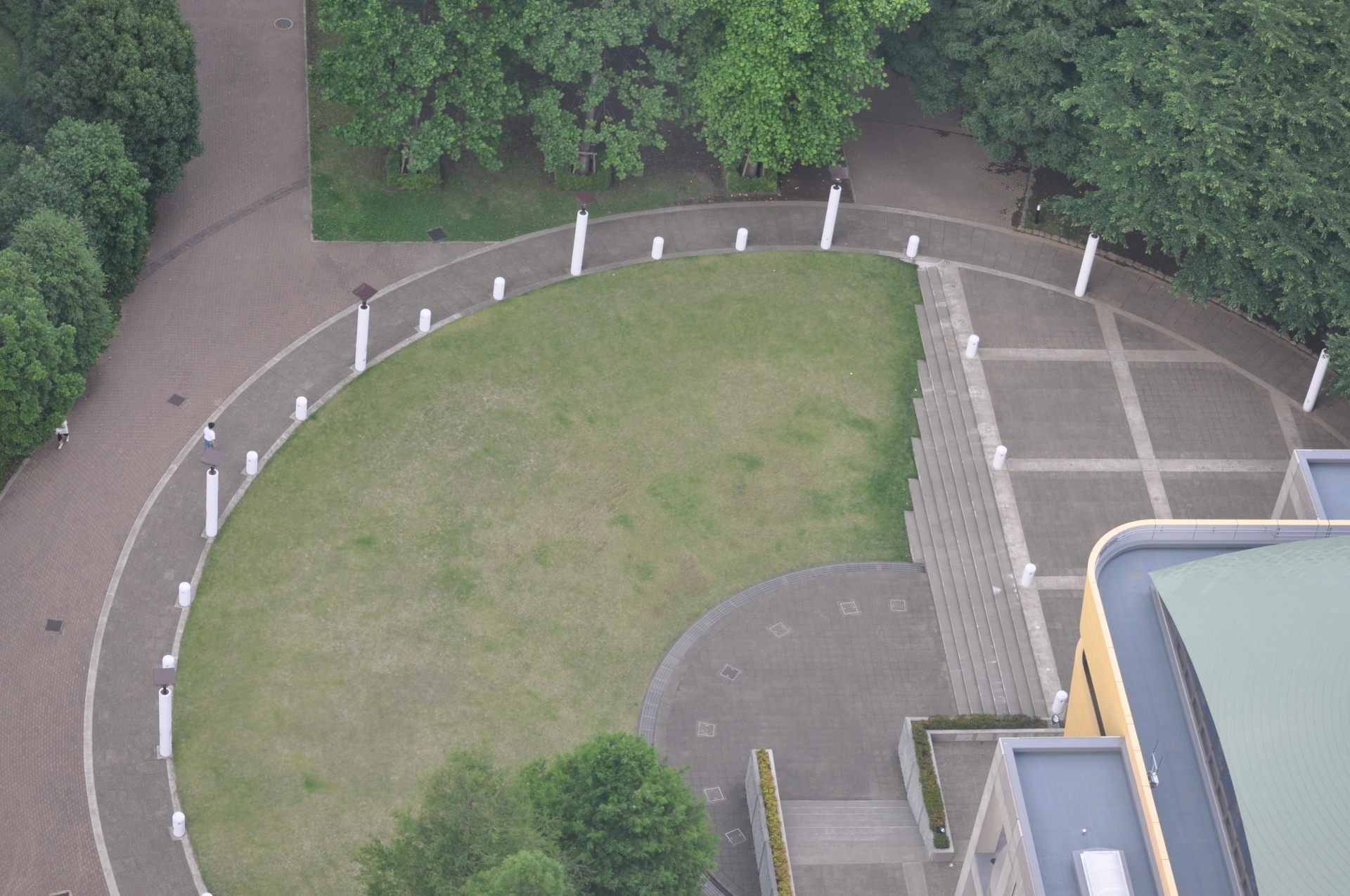 大規模マンション敷地内　中庭