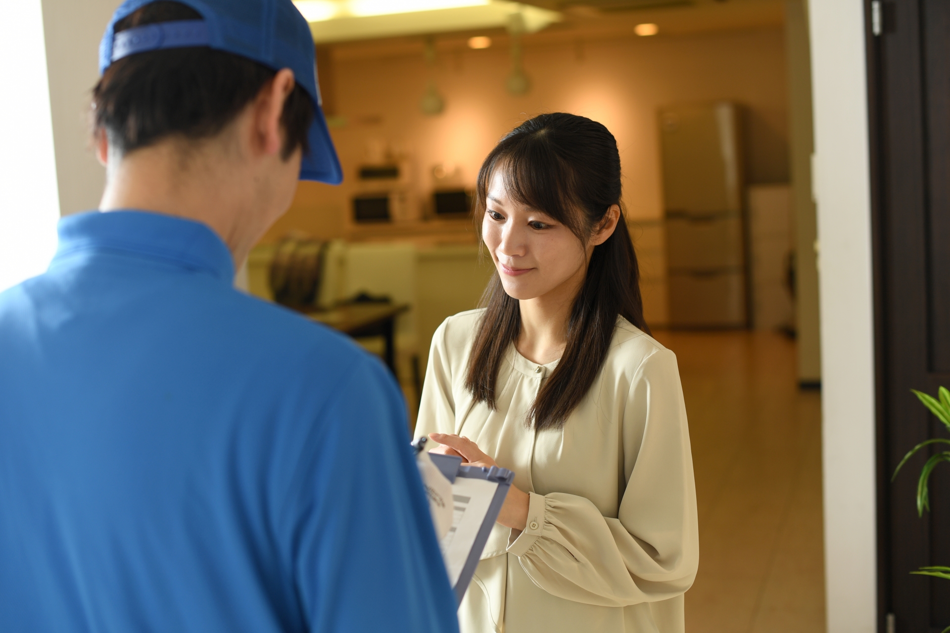 引越しする女性