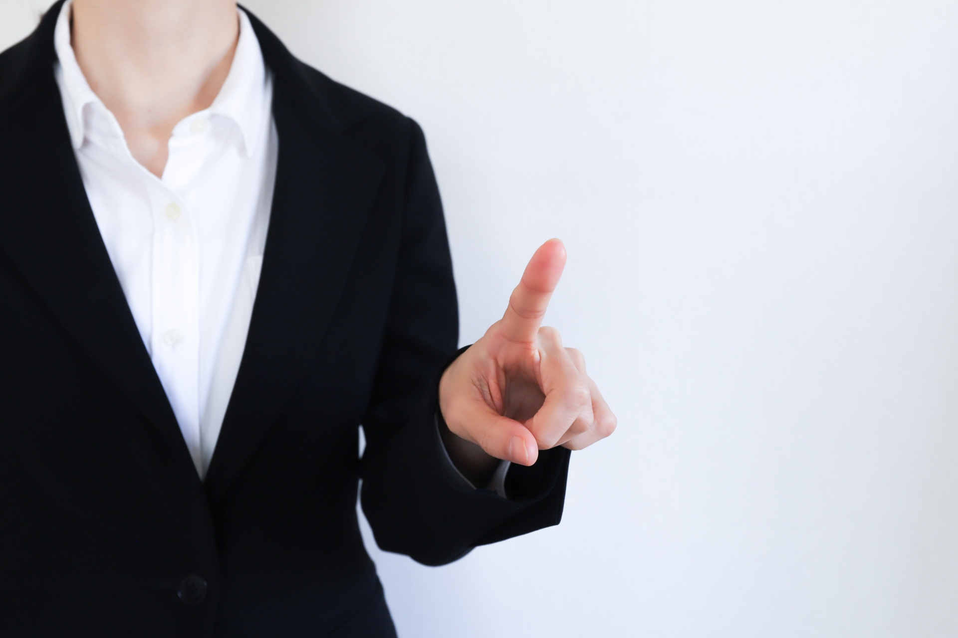 指を立てる女性