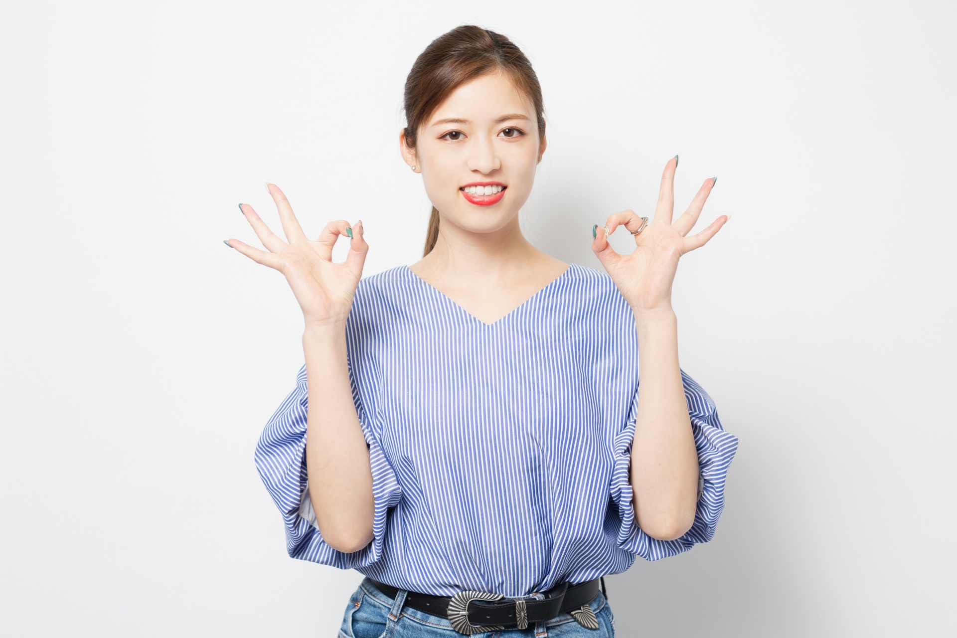 OKサインを出す女性
