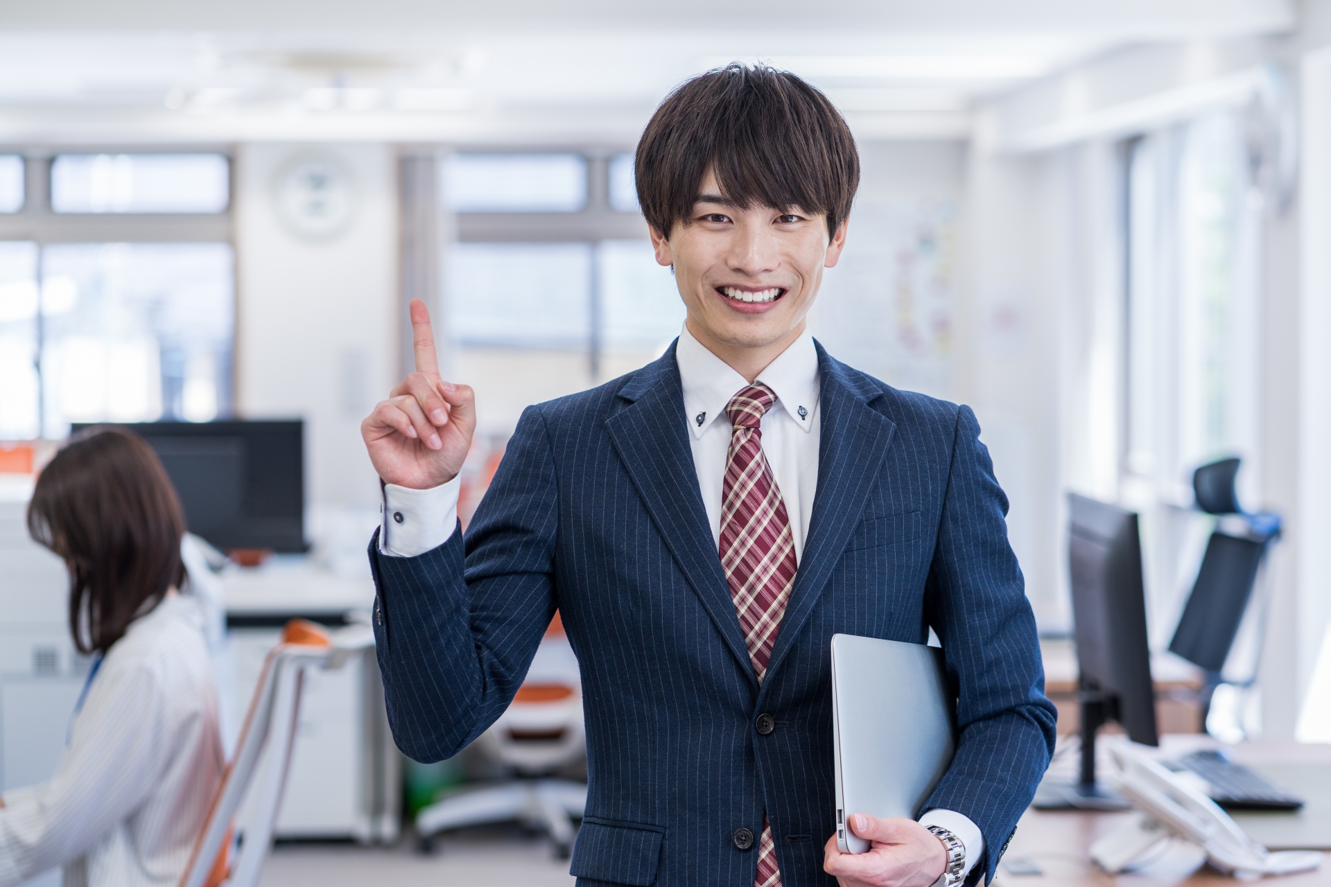 指を立てる男性