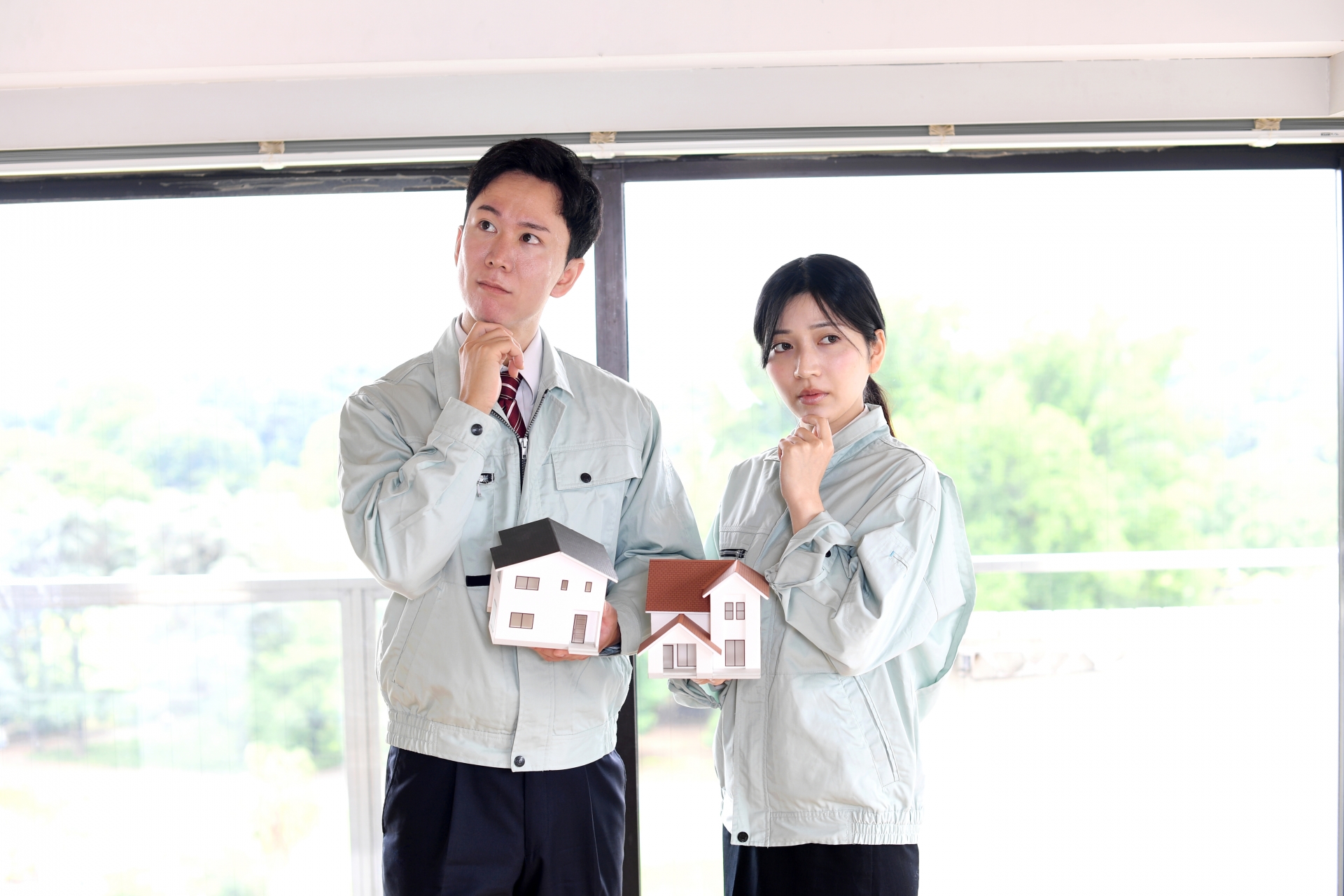 考える男女の作業員