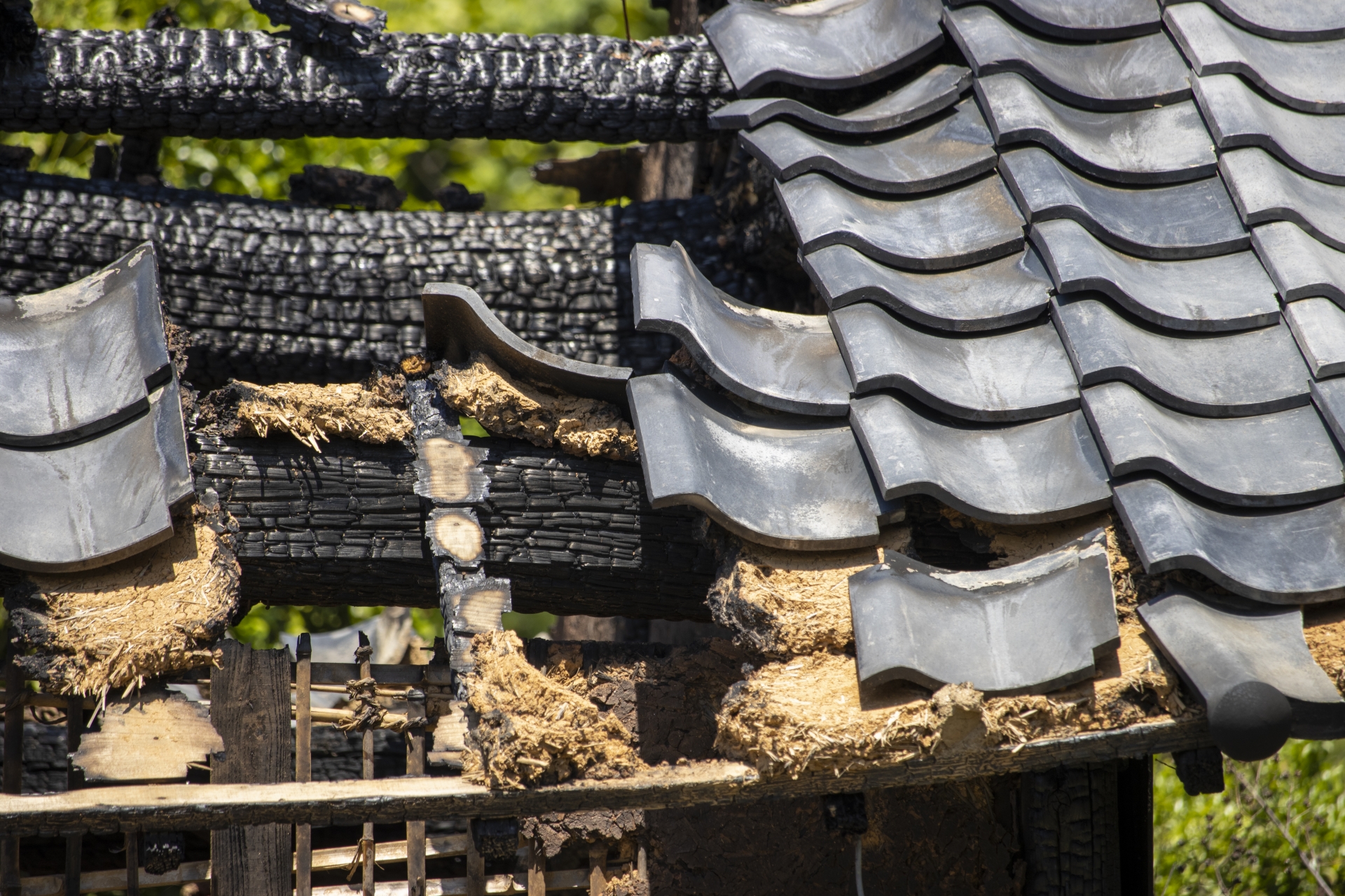 崩壊した瓦屋根
