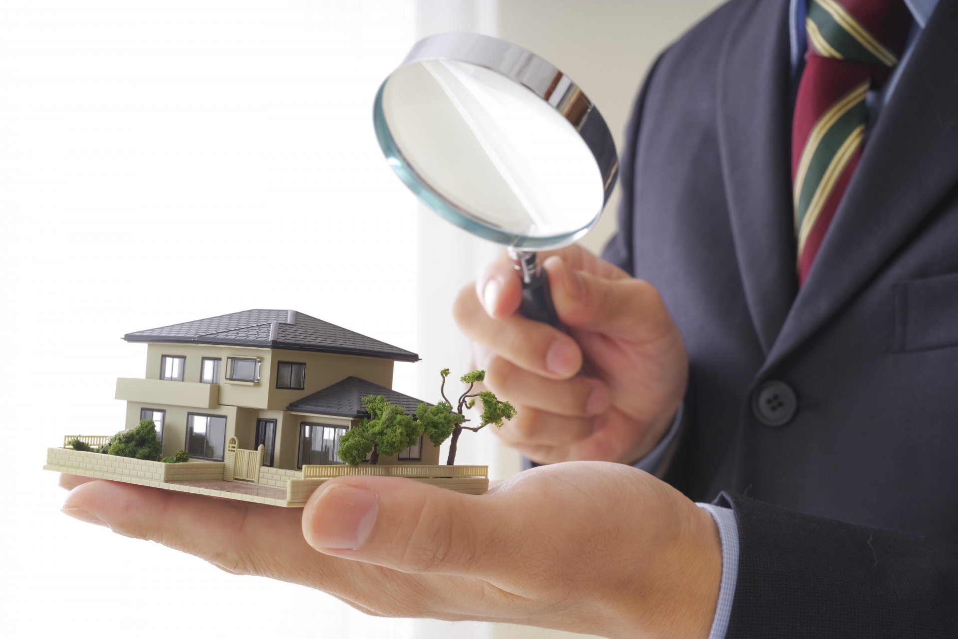 家の模型とルーペ