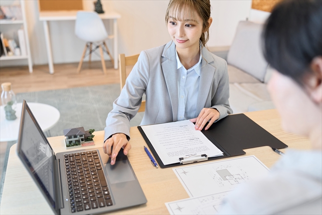 パソコンで説明する女性