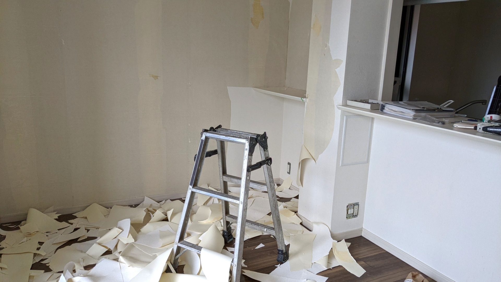 壁紙が剥がれた家