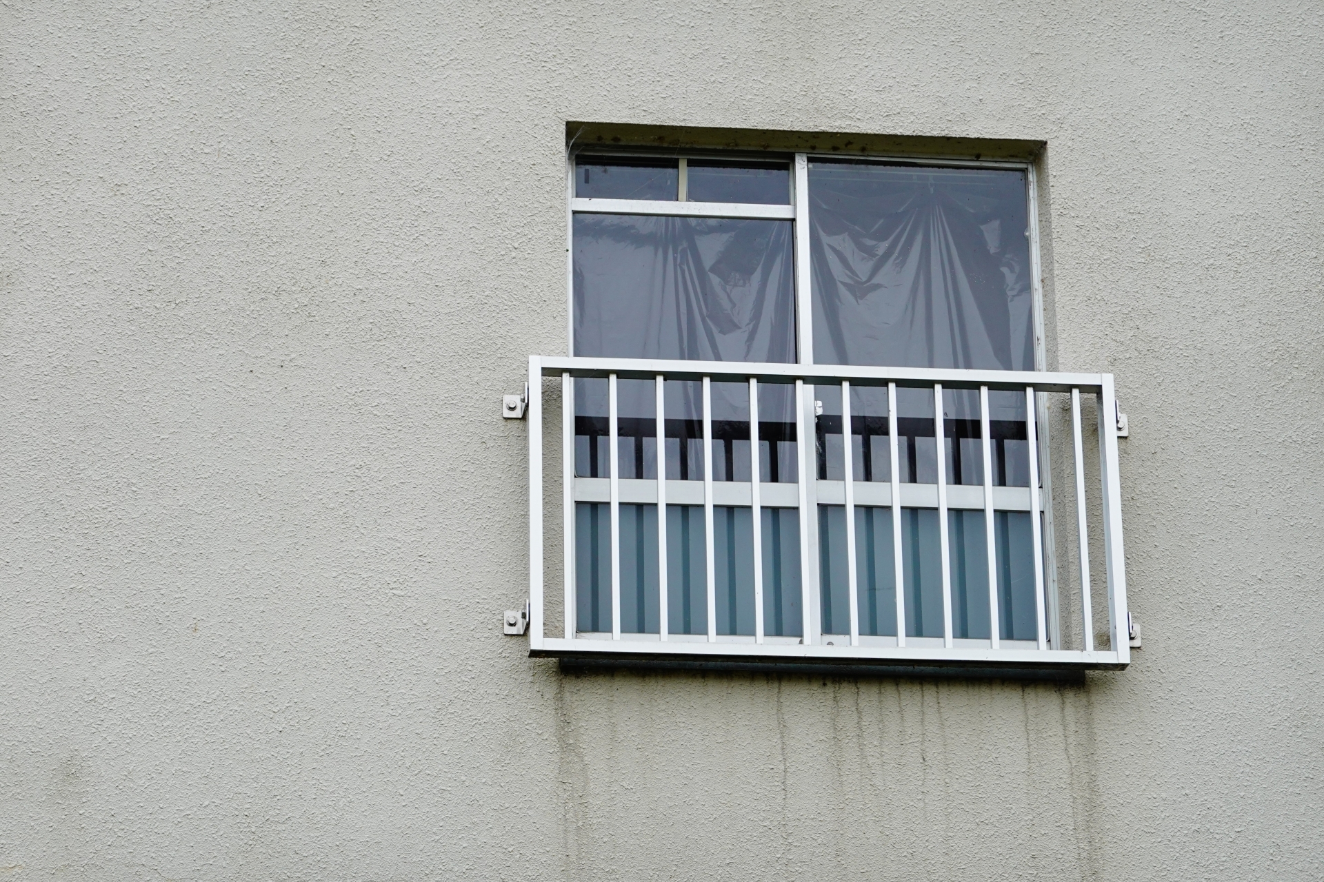 古いアパートの窓
