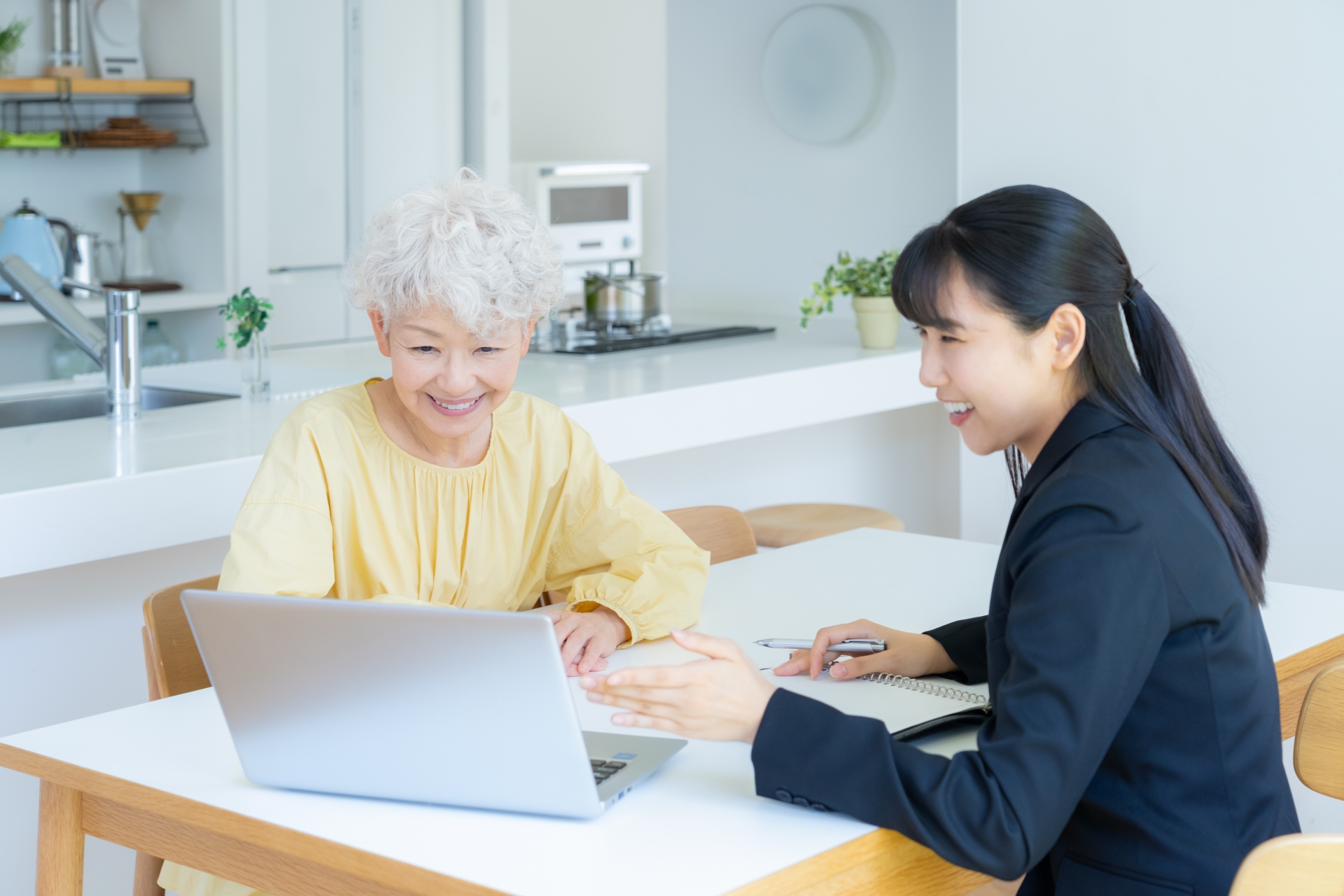 お婆さんに紹介する女性