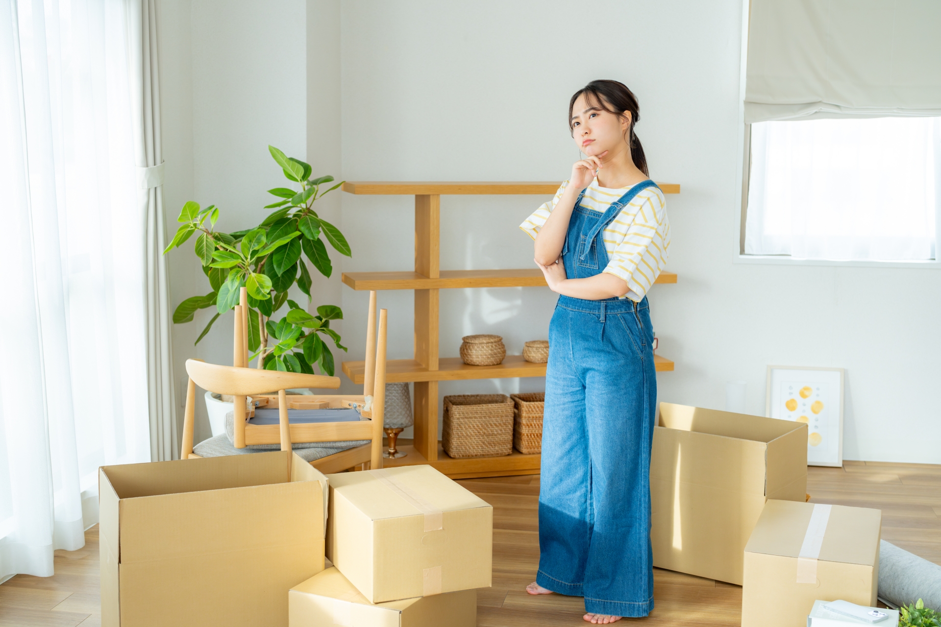 引っ越し準備で悩む女性