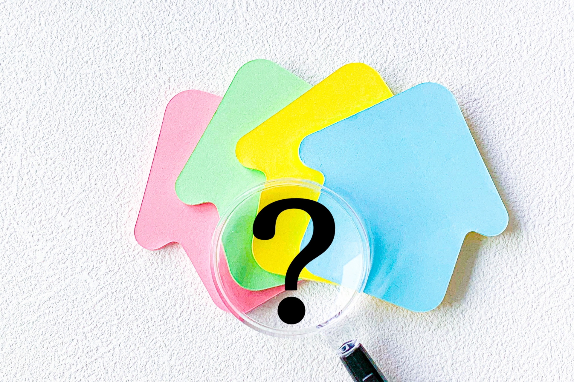 カラフルな家の模型とルーペ