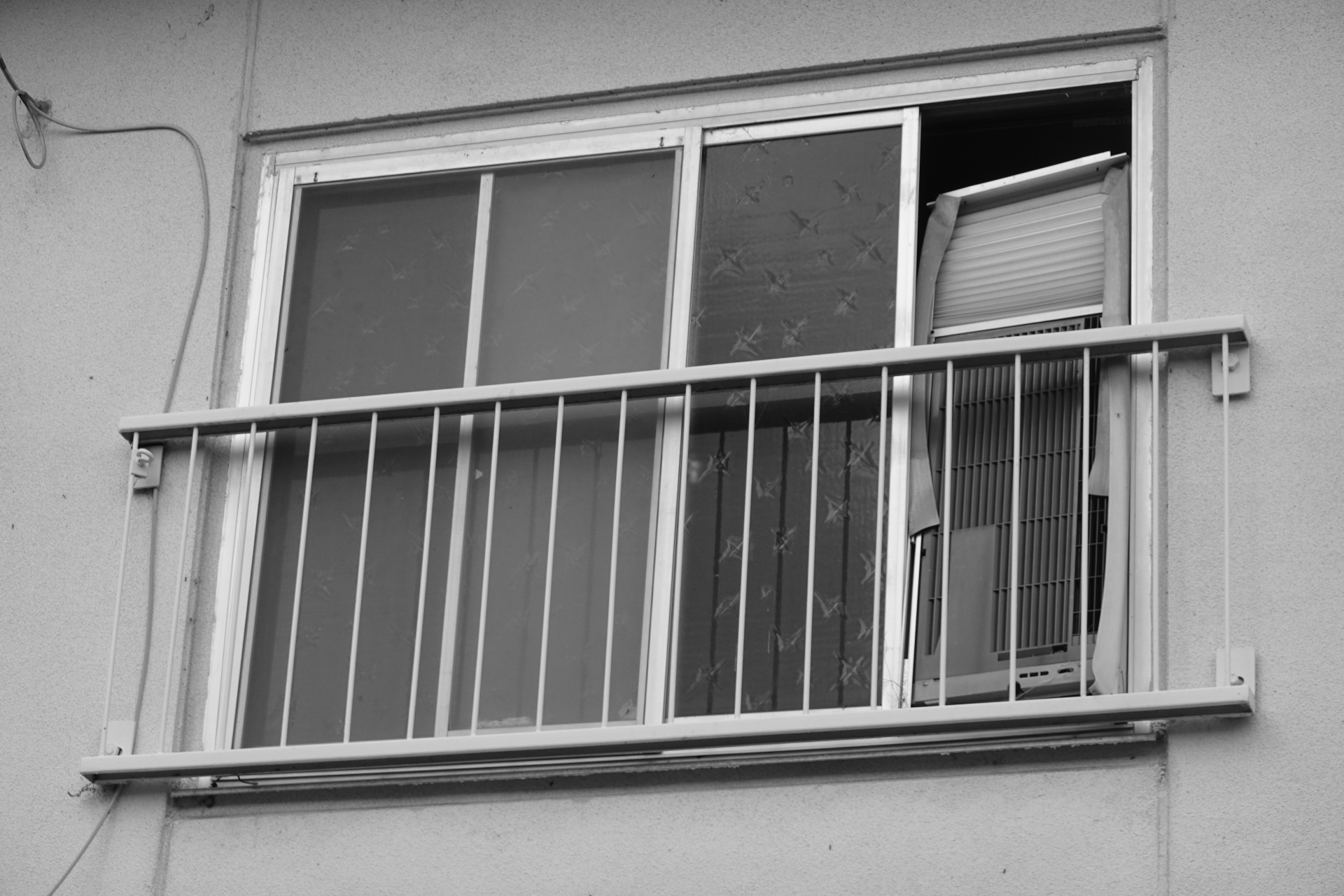 古びたマンションの窓