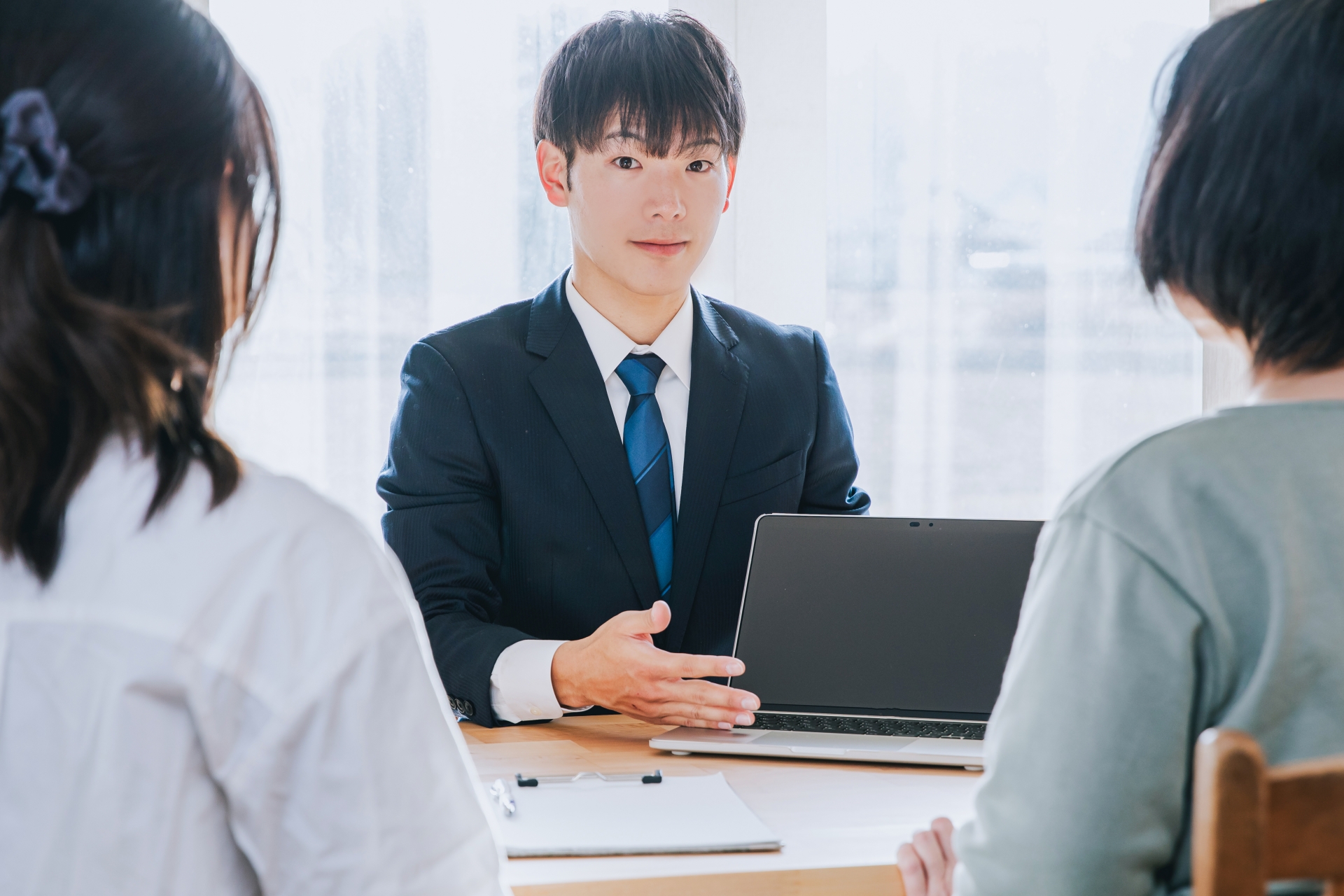 説明するビジネスマン