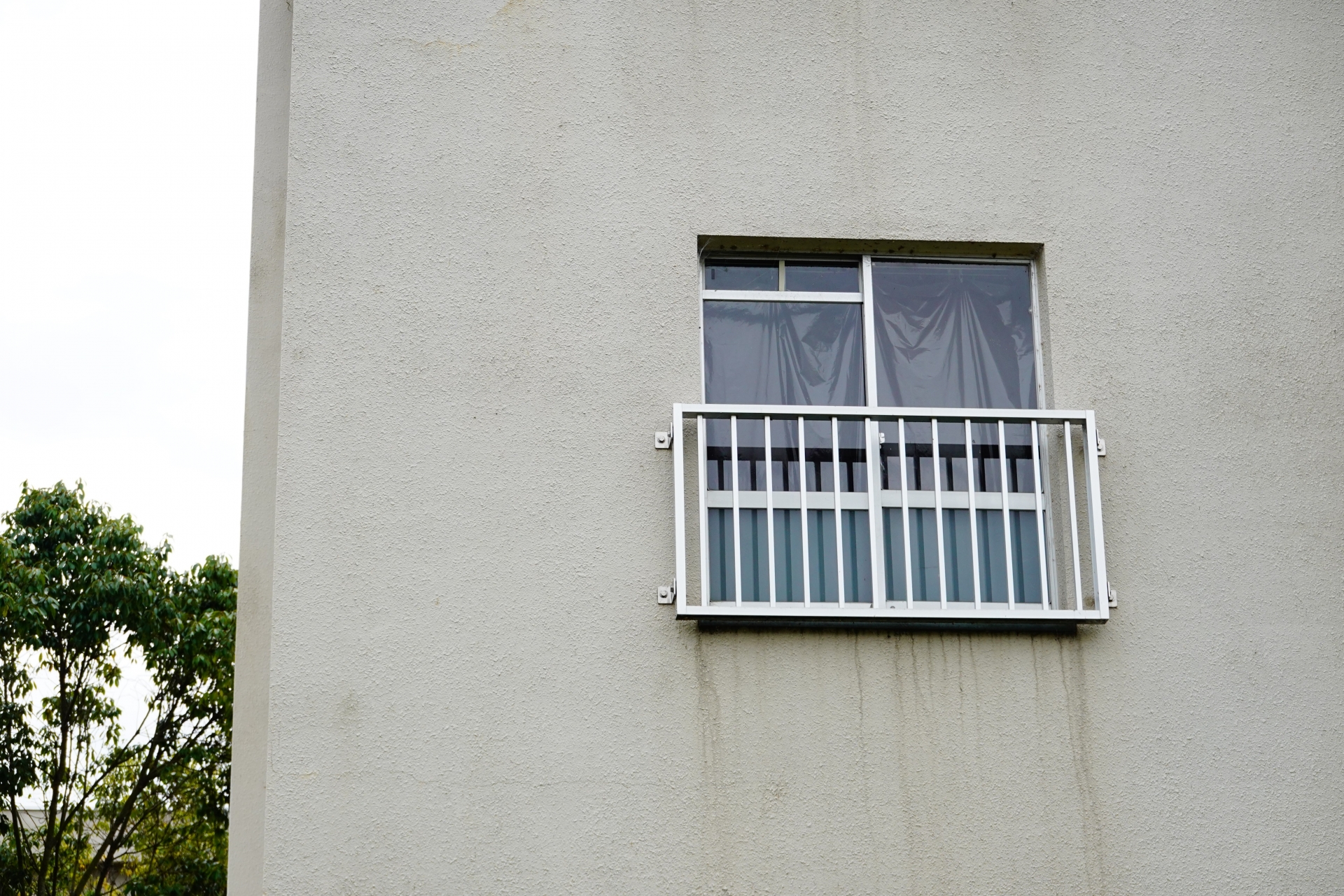 古いアパートの窓