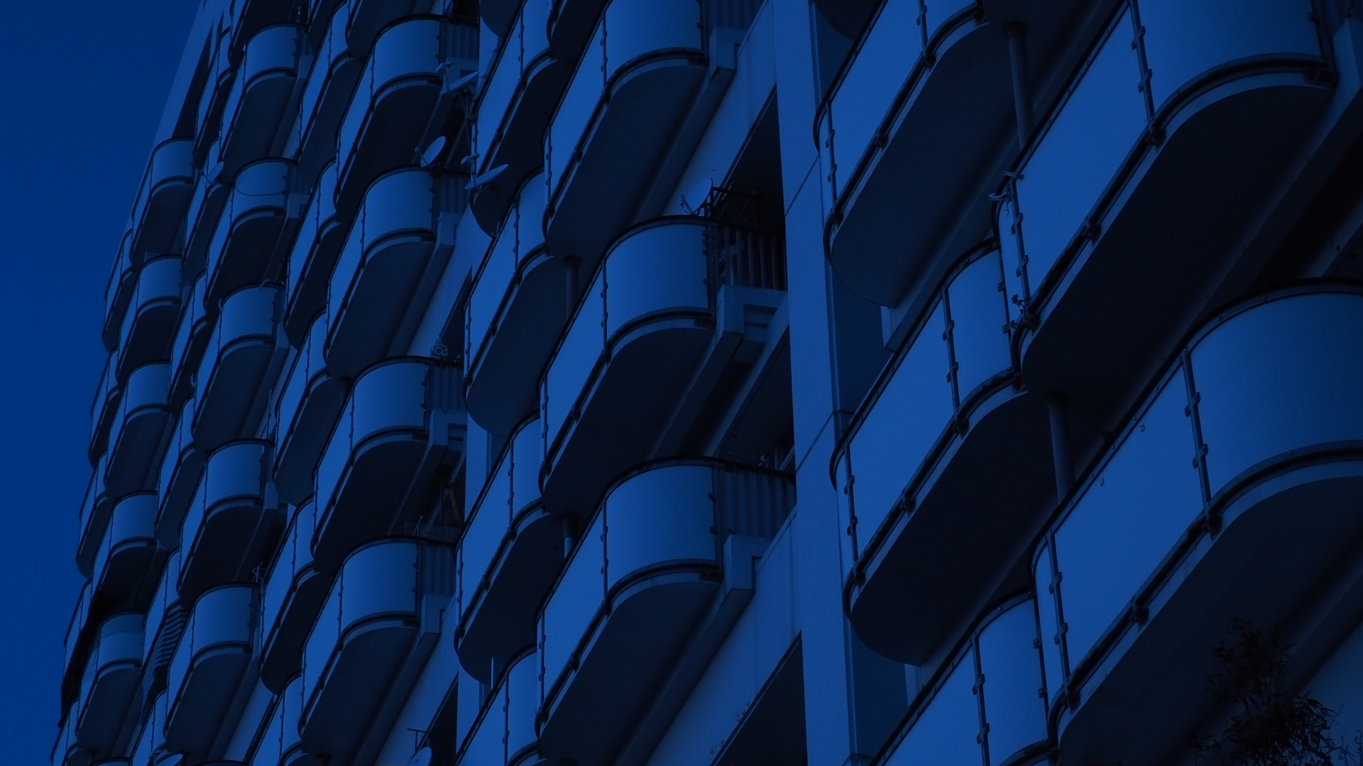 夜のマンション