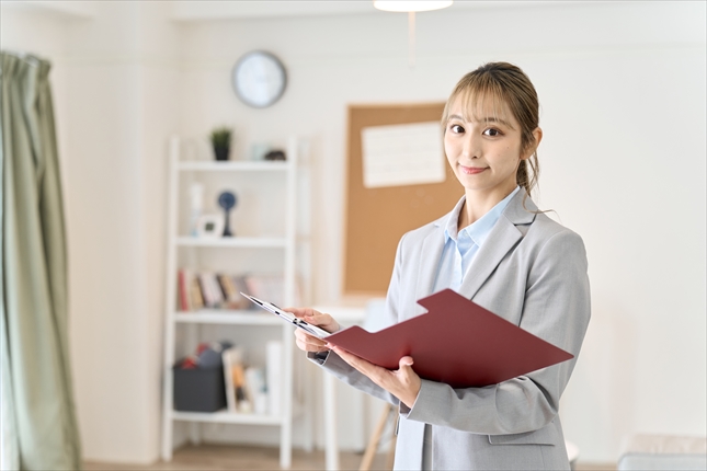部屋の確認をする女性