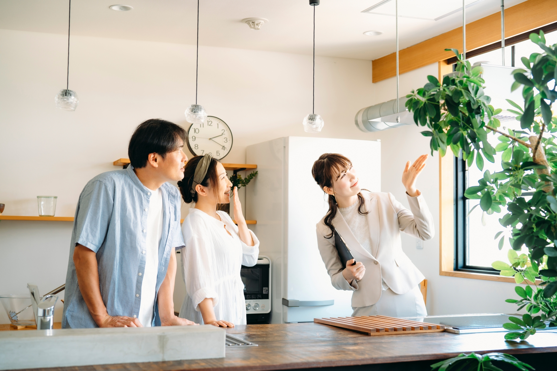 夫婦に紹介する女性