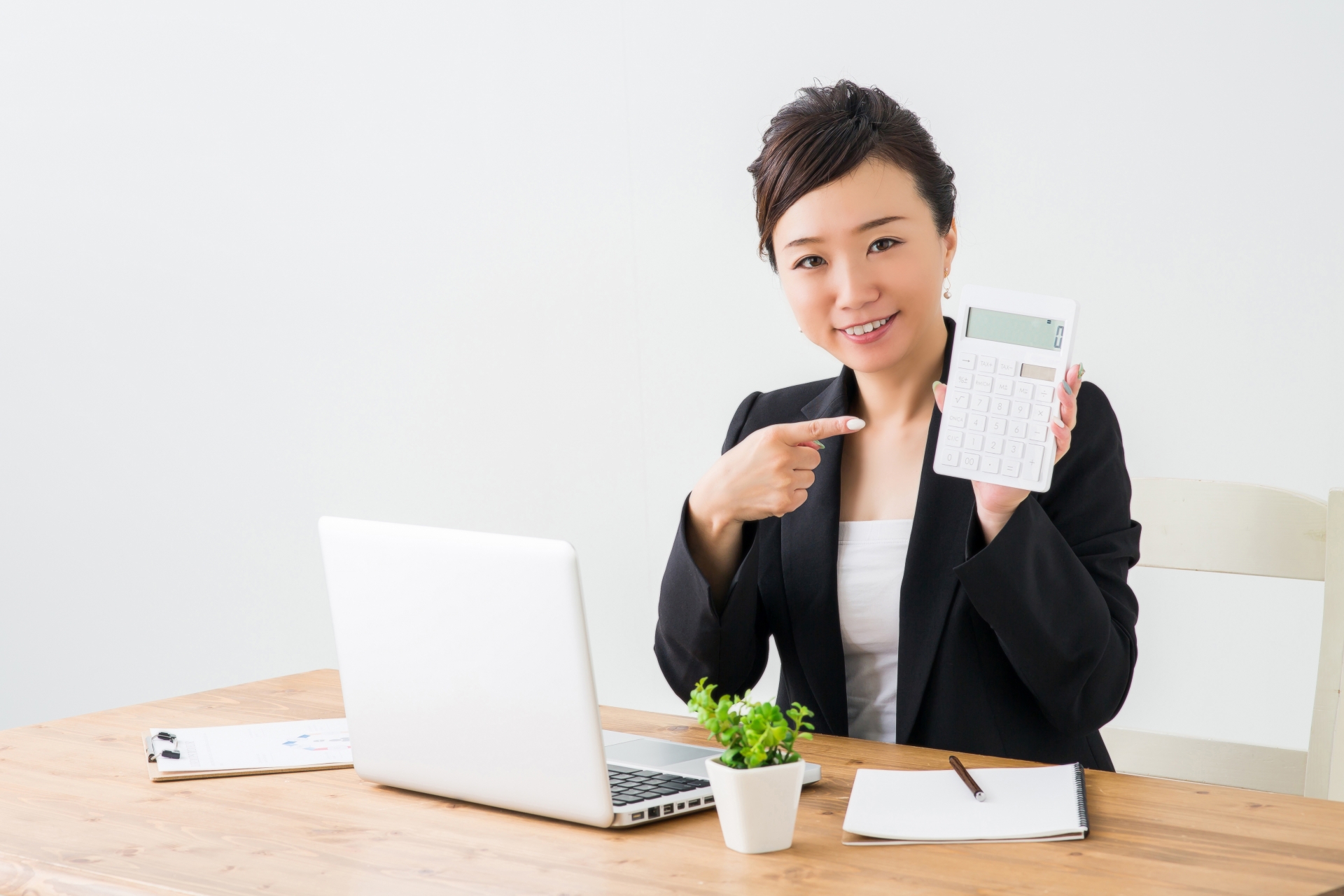 電卓を持つ女性