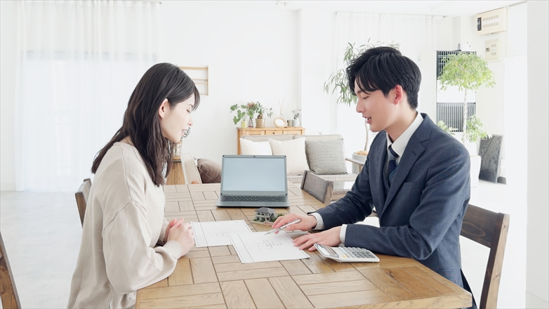 不動産営業のビジネスマン