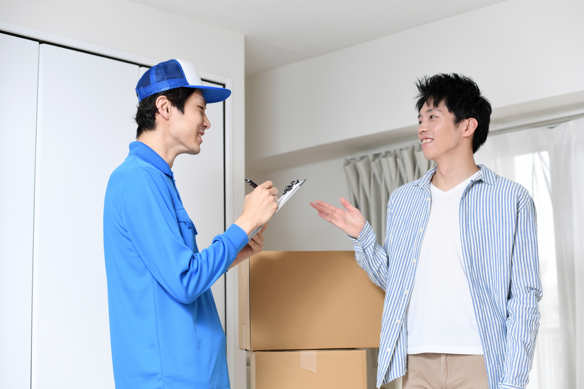 引っ越しする男性