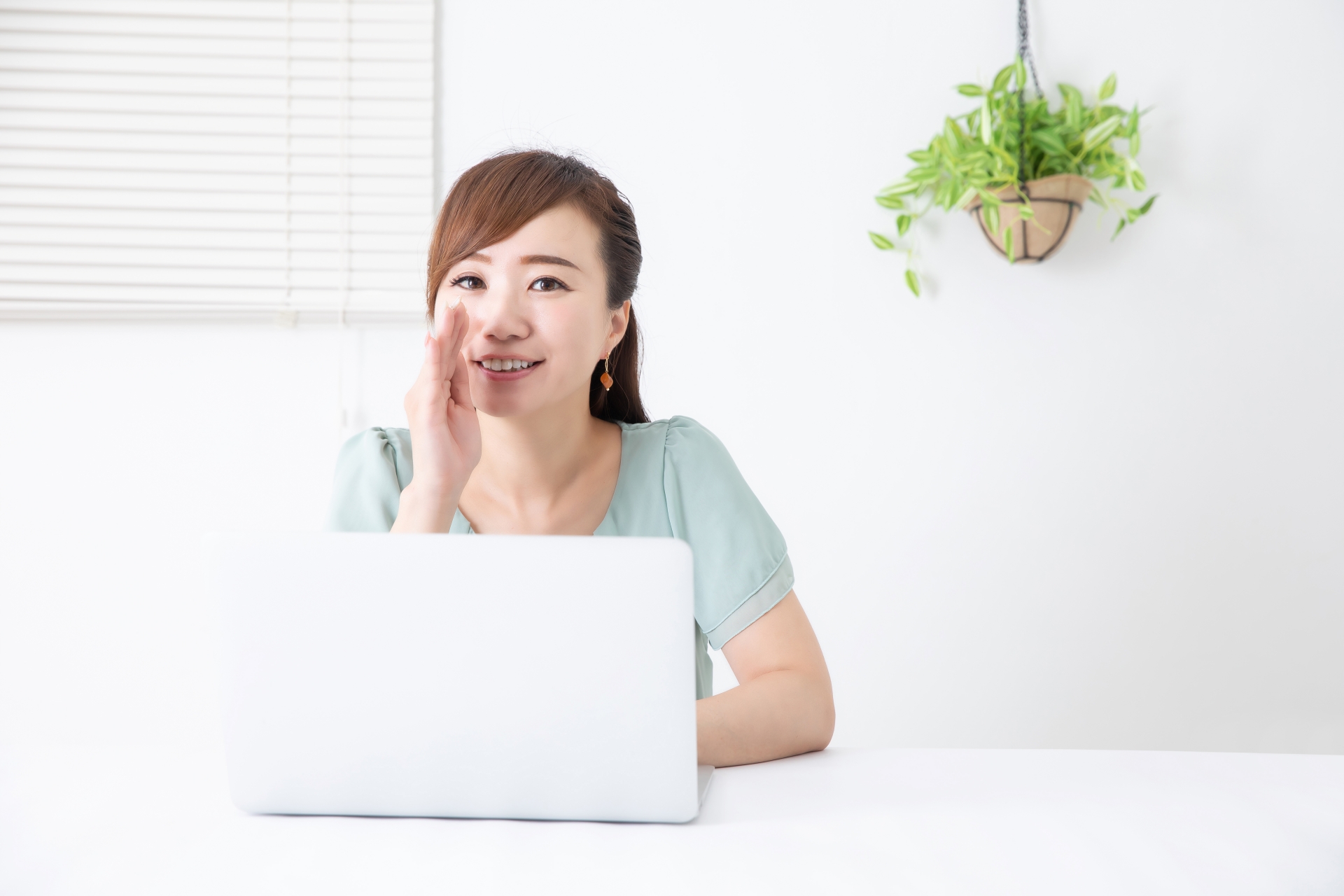 パソコンを前に囁く女性