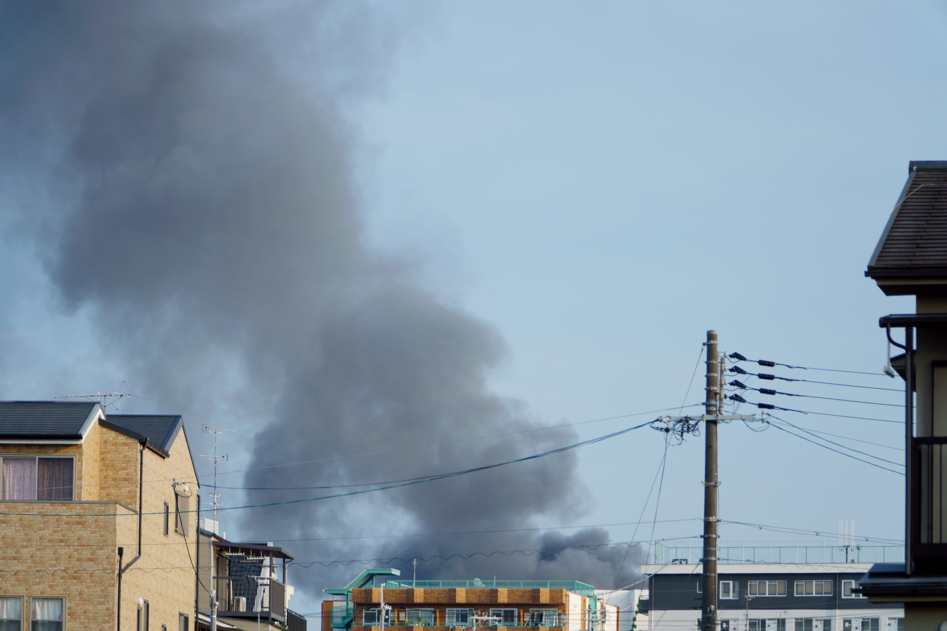 住宅地に立ちのぼる火事の煙　爆発