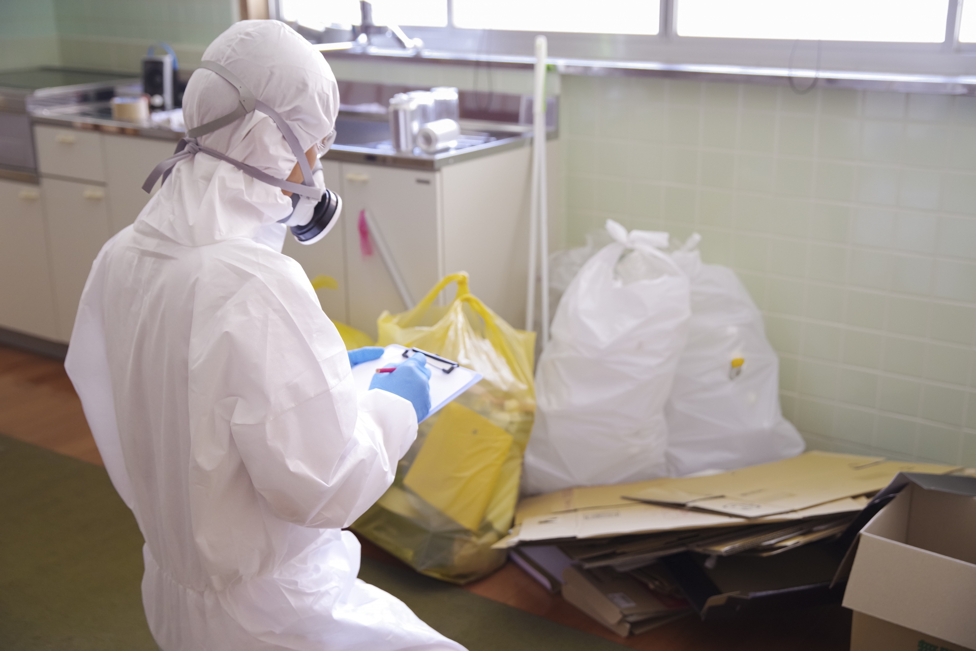 防護服で作業する特殊清掃員