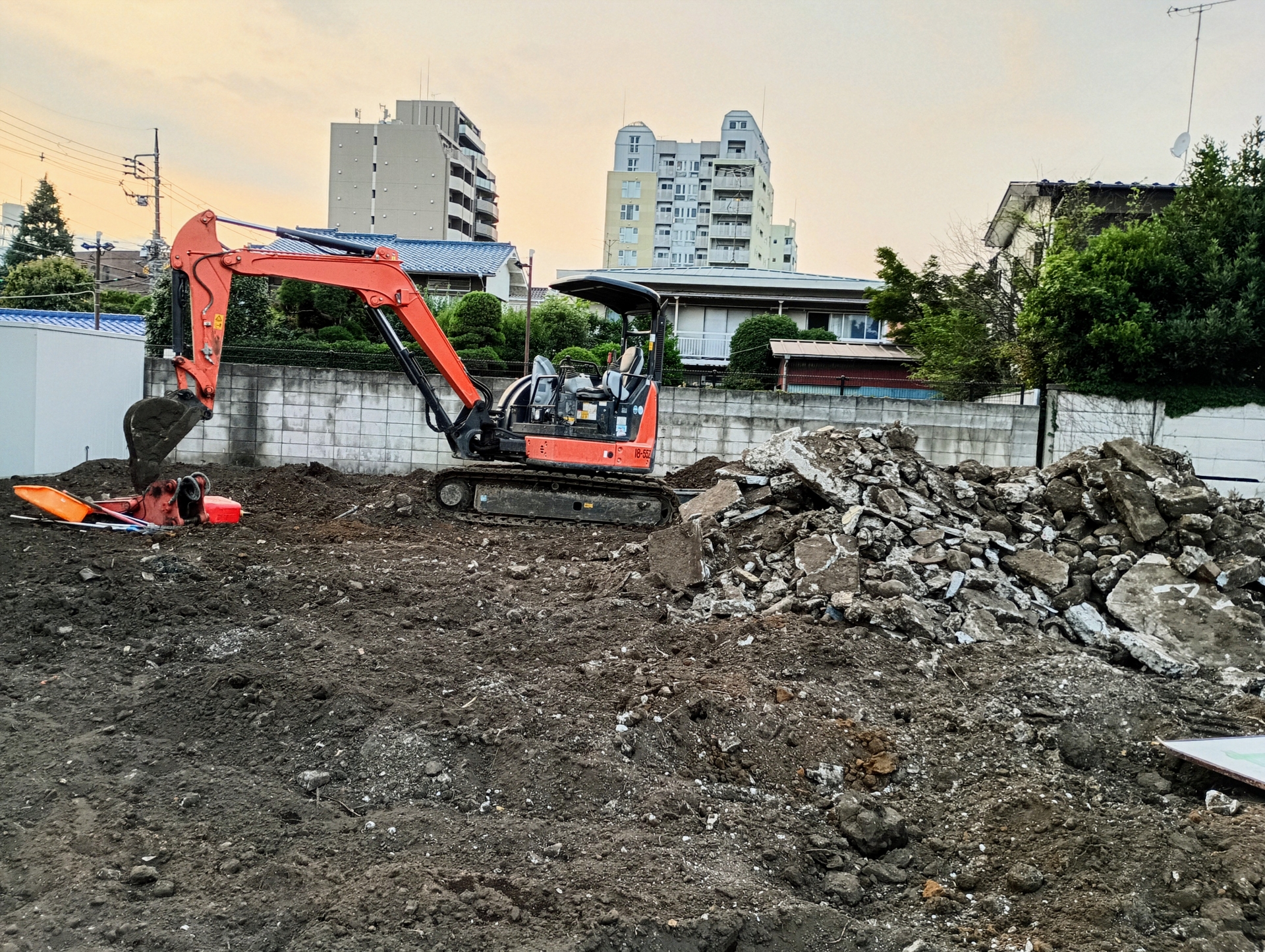 瓦礫とパワーショベル