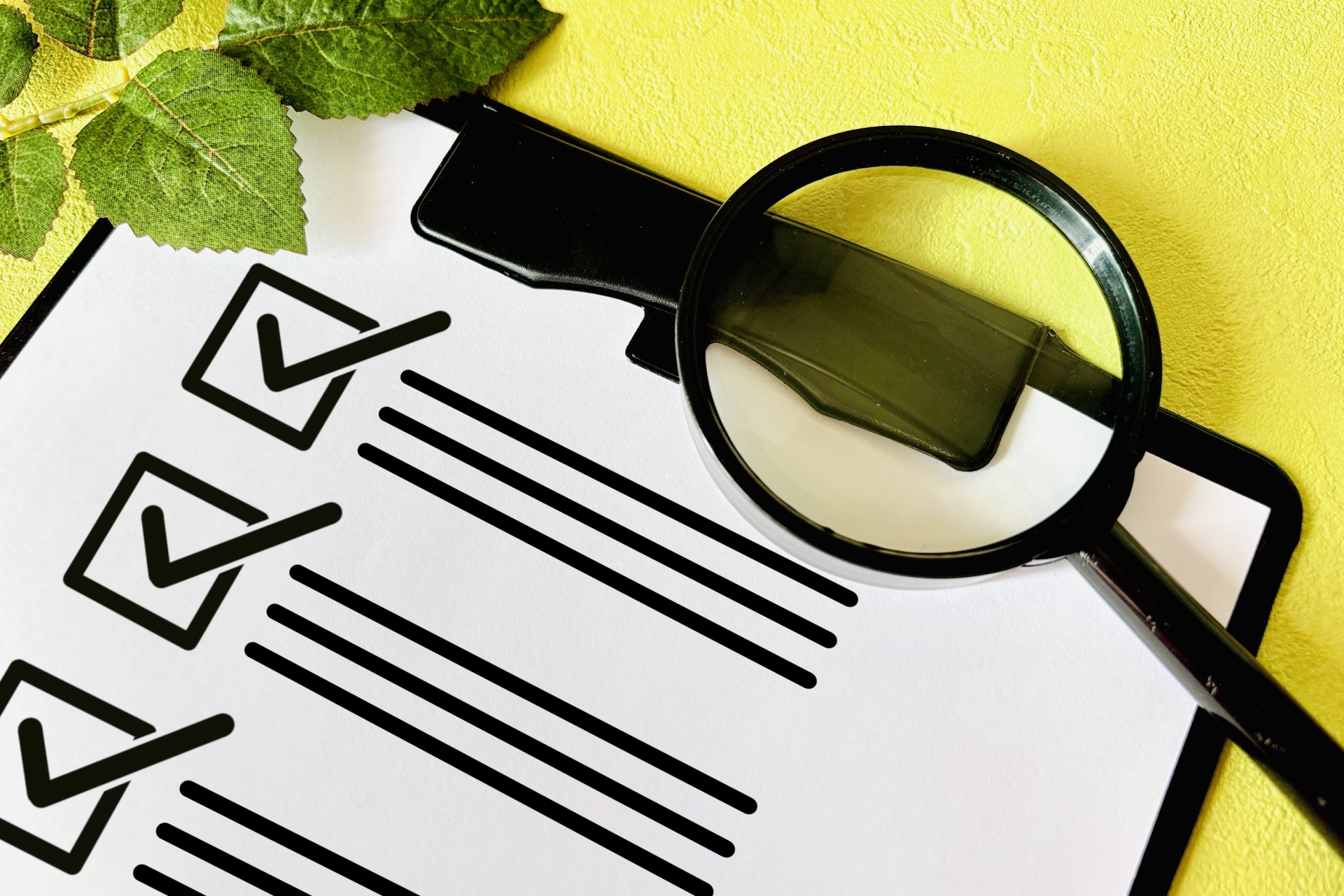 チェックリストと虫眼鏡のイメージ