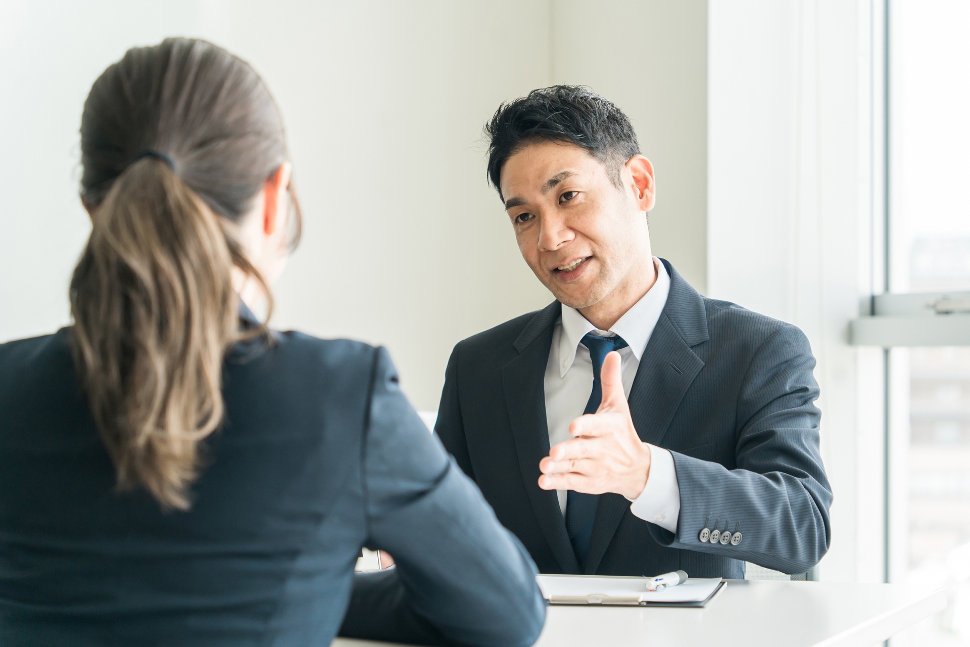 会議・商談でプランを説明するビジネスマン