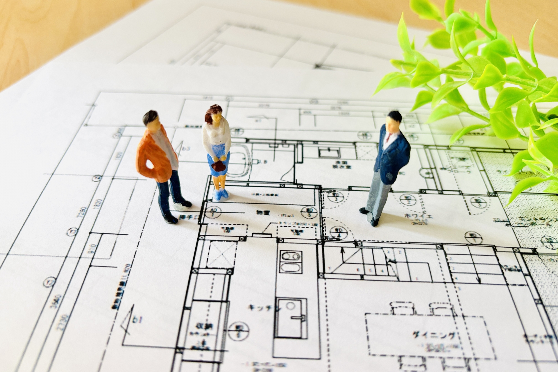 夫婦で家の間取りについて不動産会社に相談