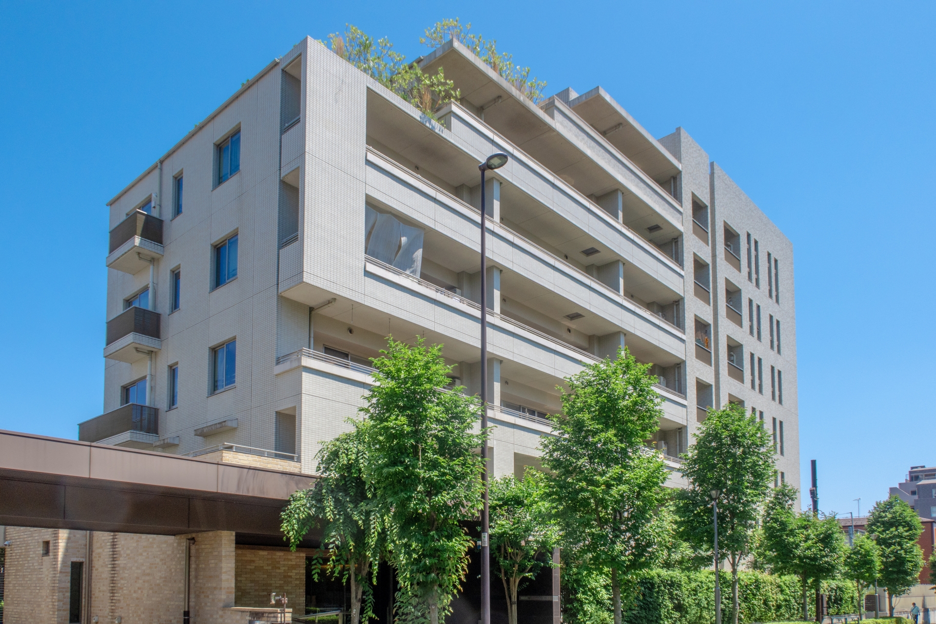 高層マンションと青空