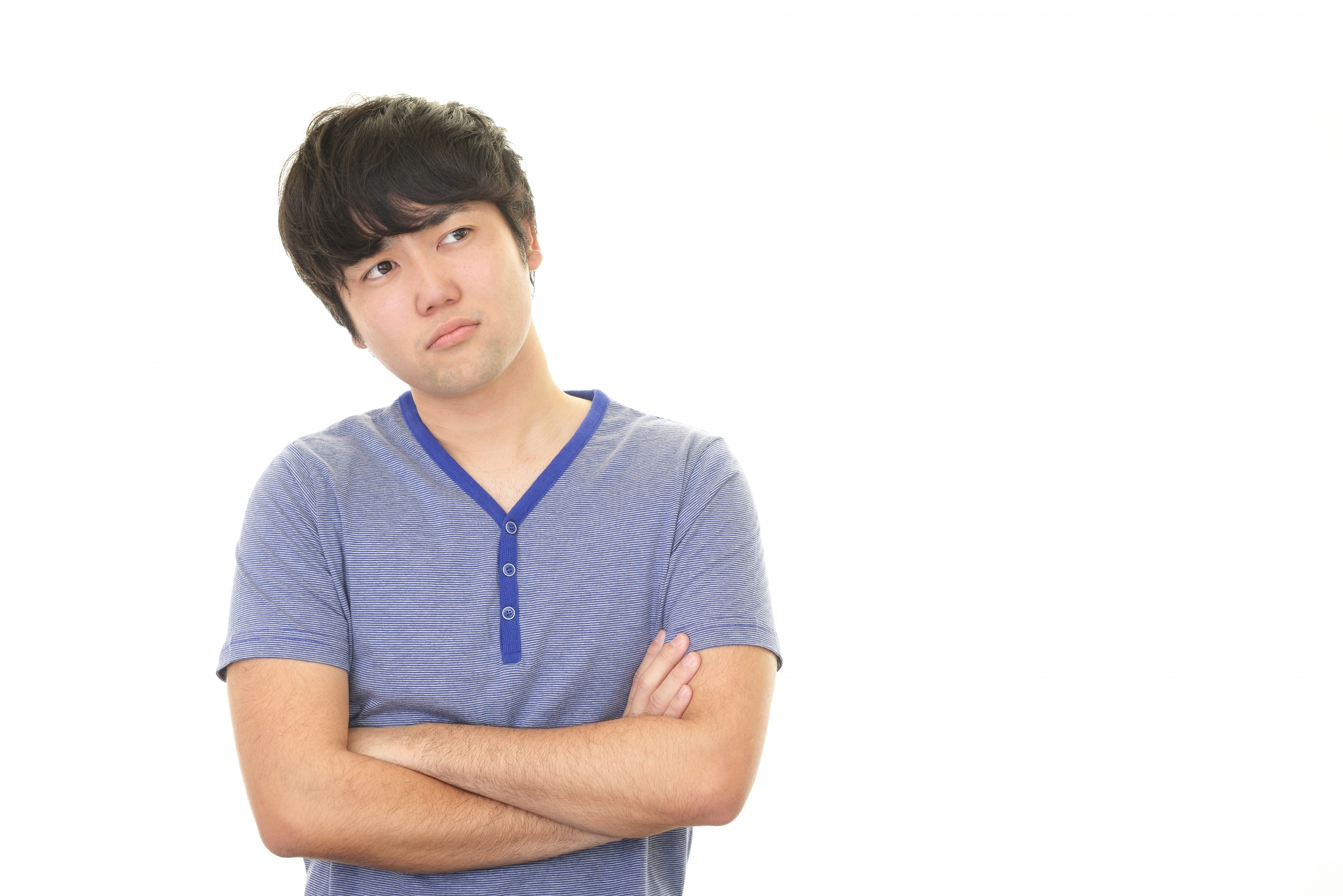 不満そうな表情の男性