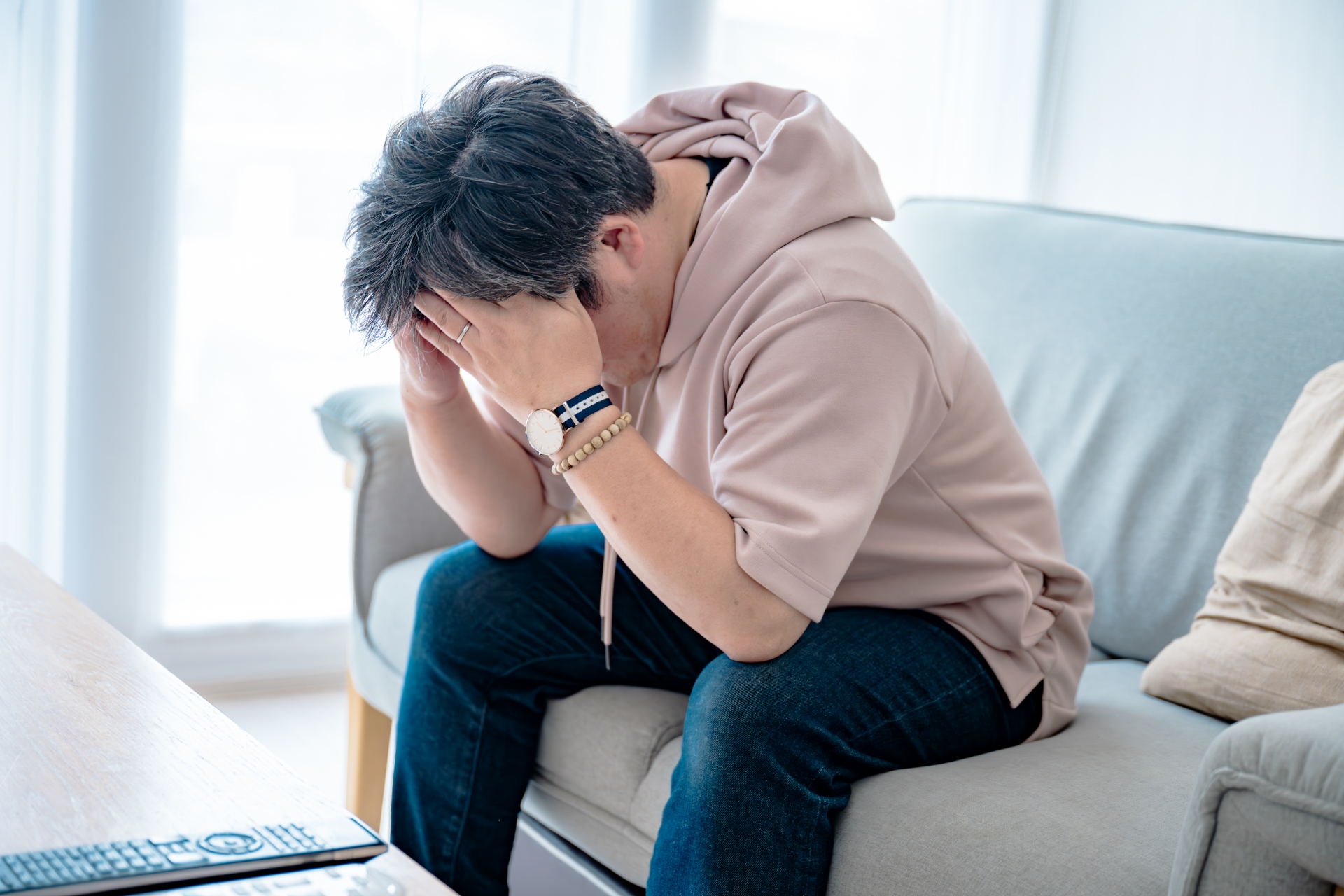 頭を抱える男性