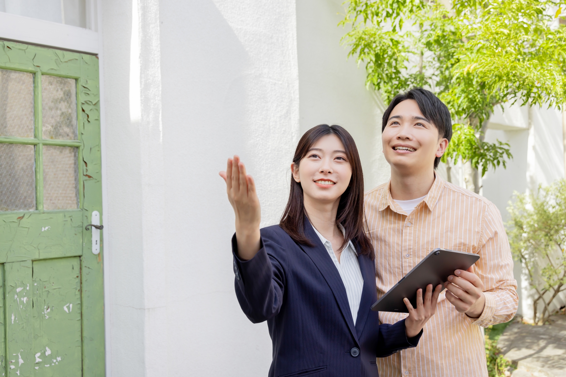 家を案内をする不動産営業