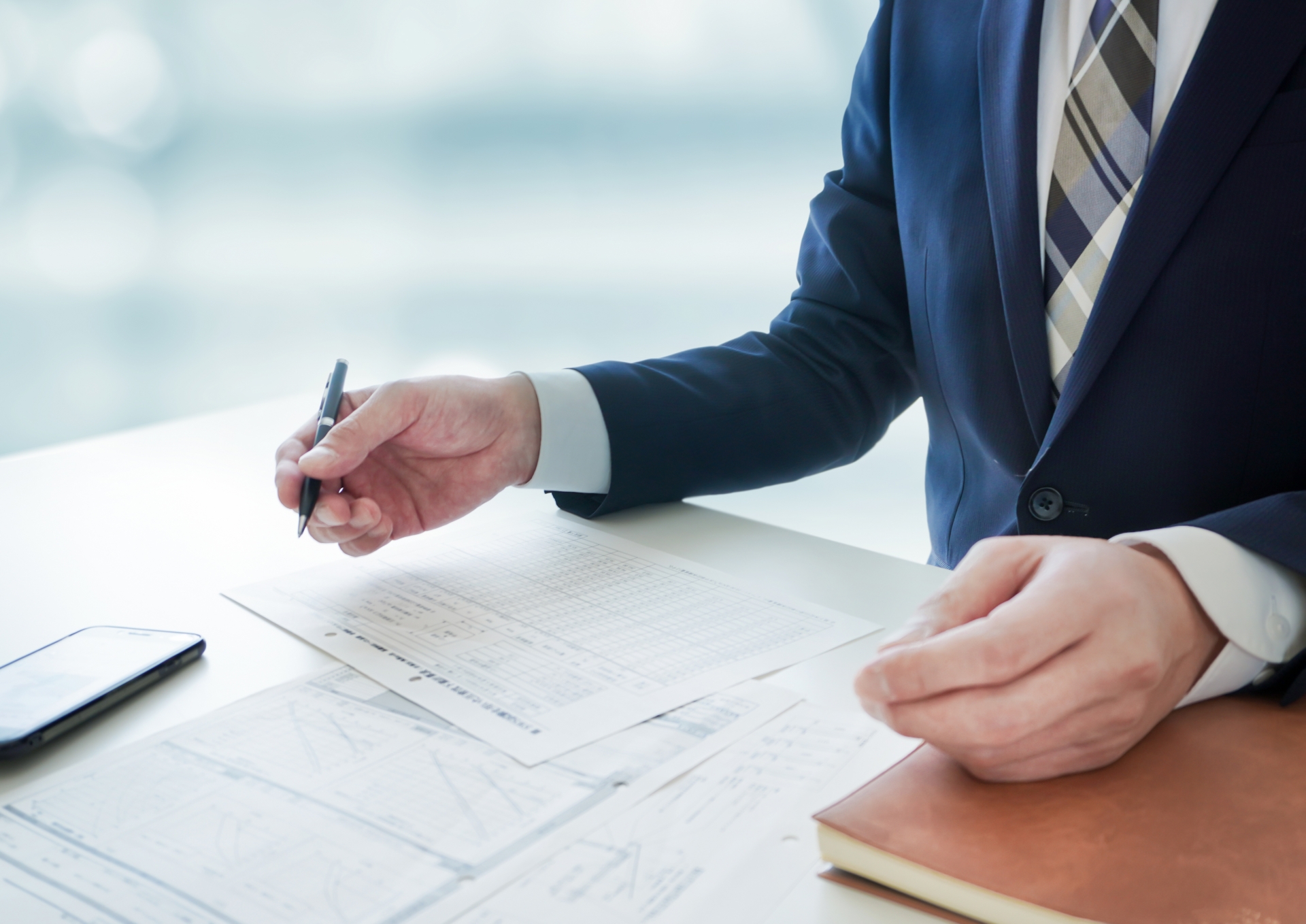 書類とビジネスマンのイメージ