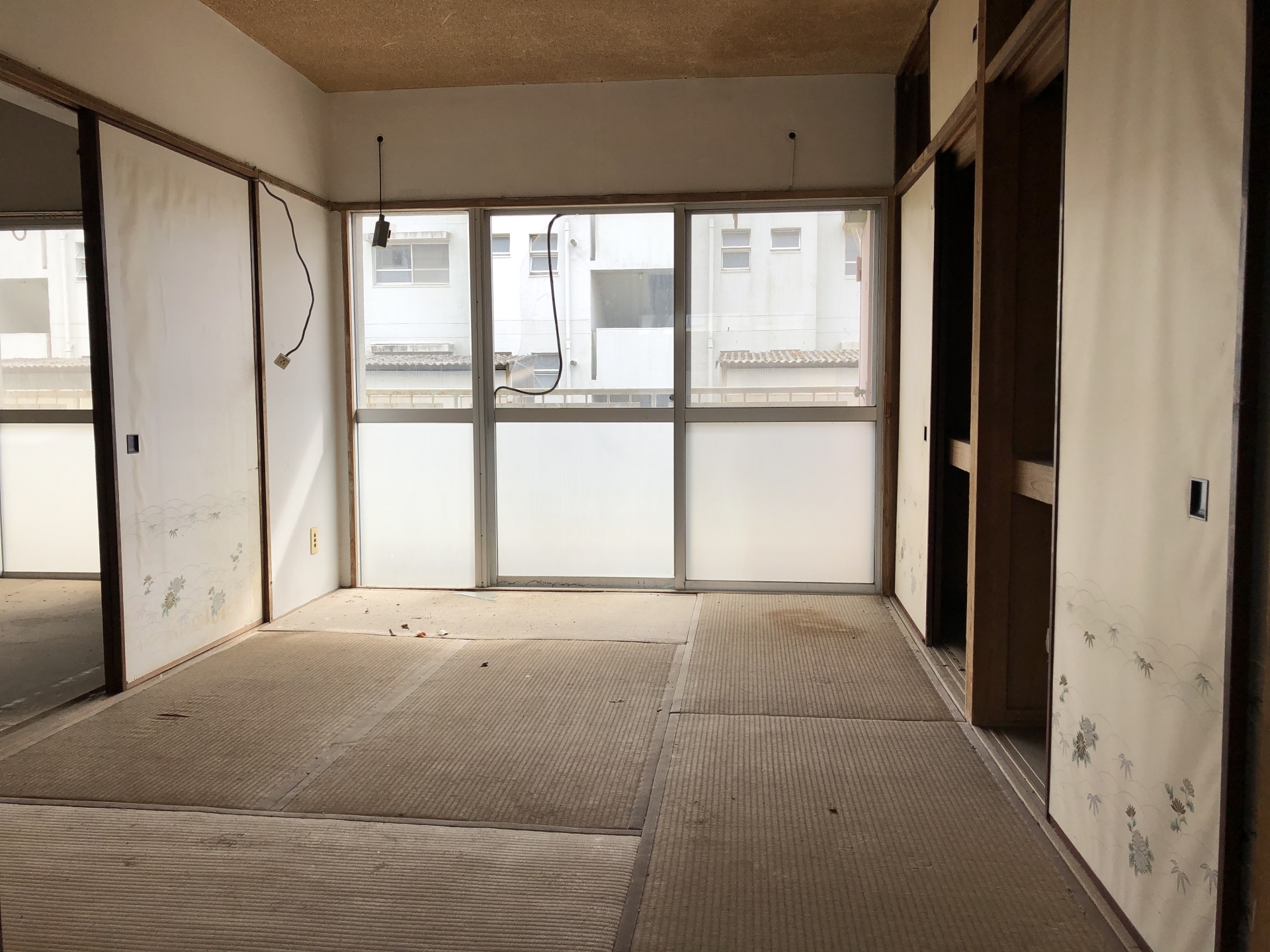 廃れた団地の和室