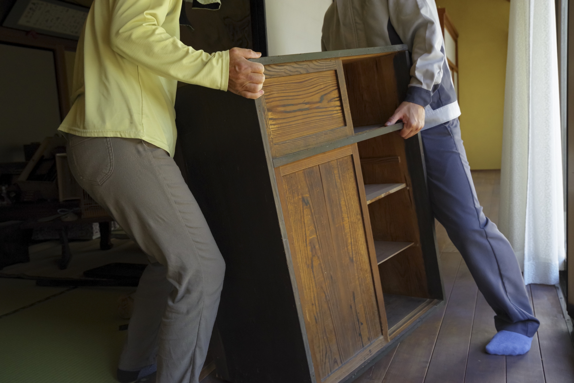 実家を整理する家族