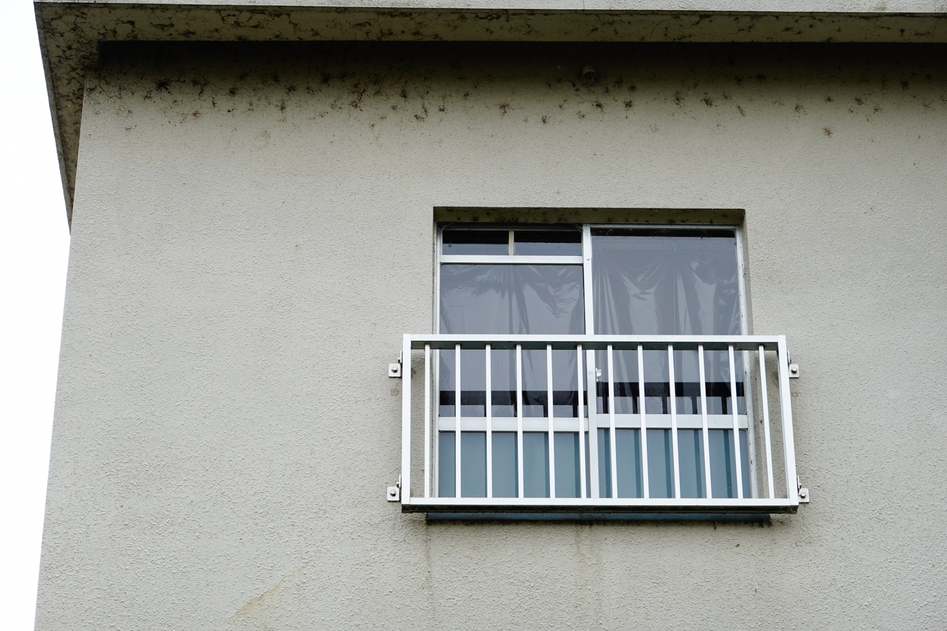 黒ビニールで目張りされた不気味な部屋