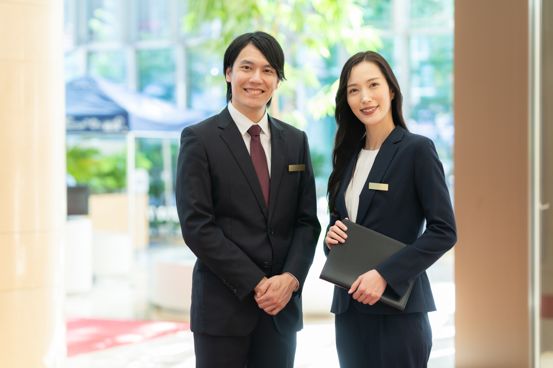 コンシェルジュの若い男女