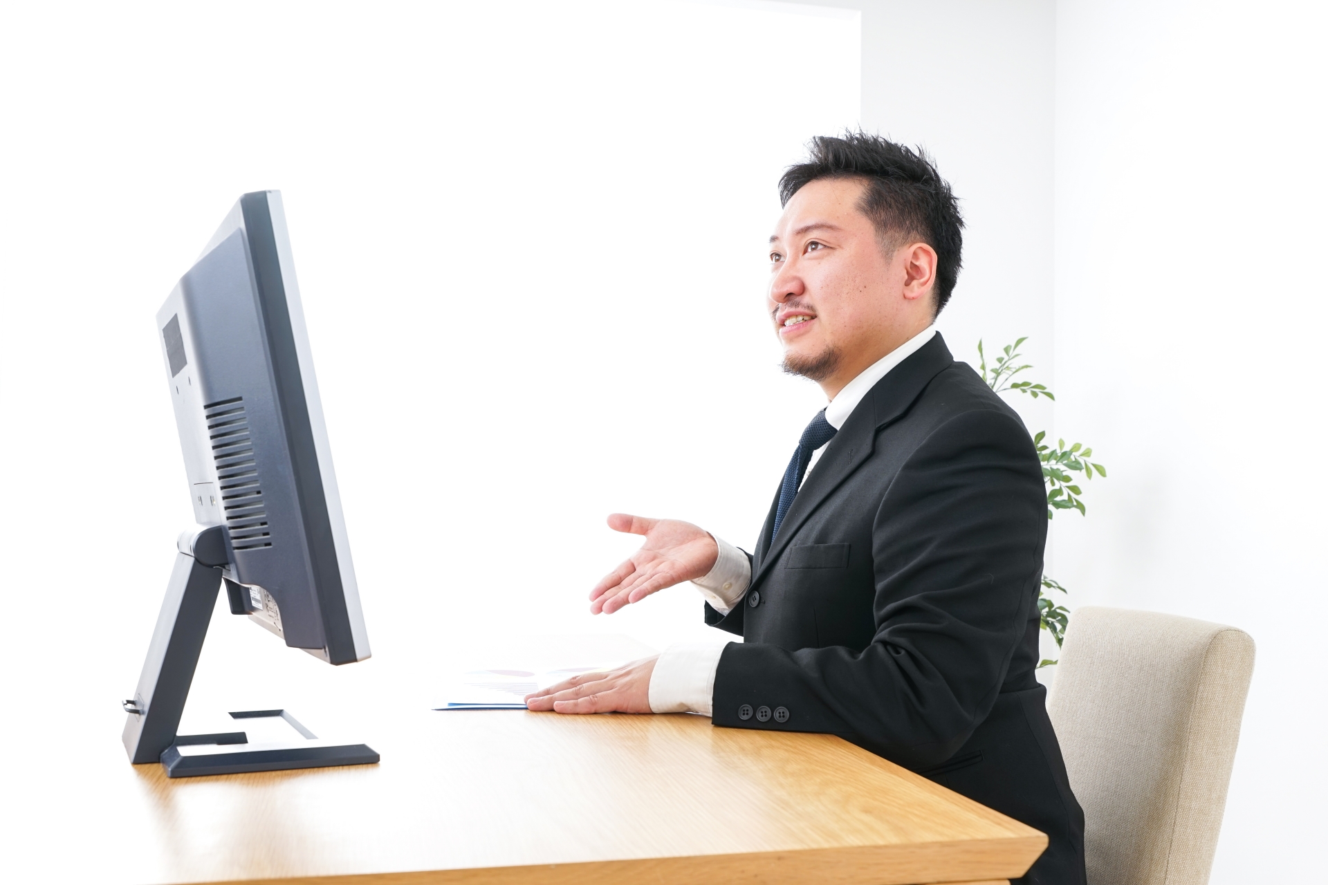 不動産の営業をするビジネスパーソン