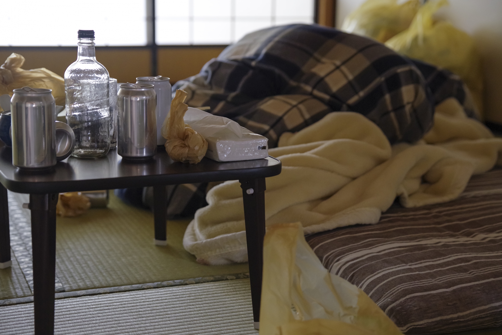 ゴミが散乱した一人暮らしの部屋